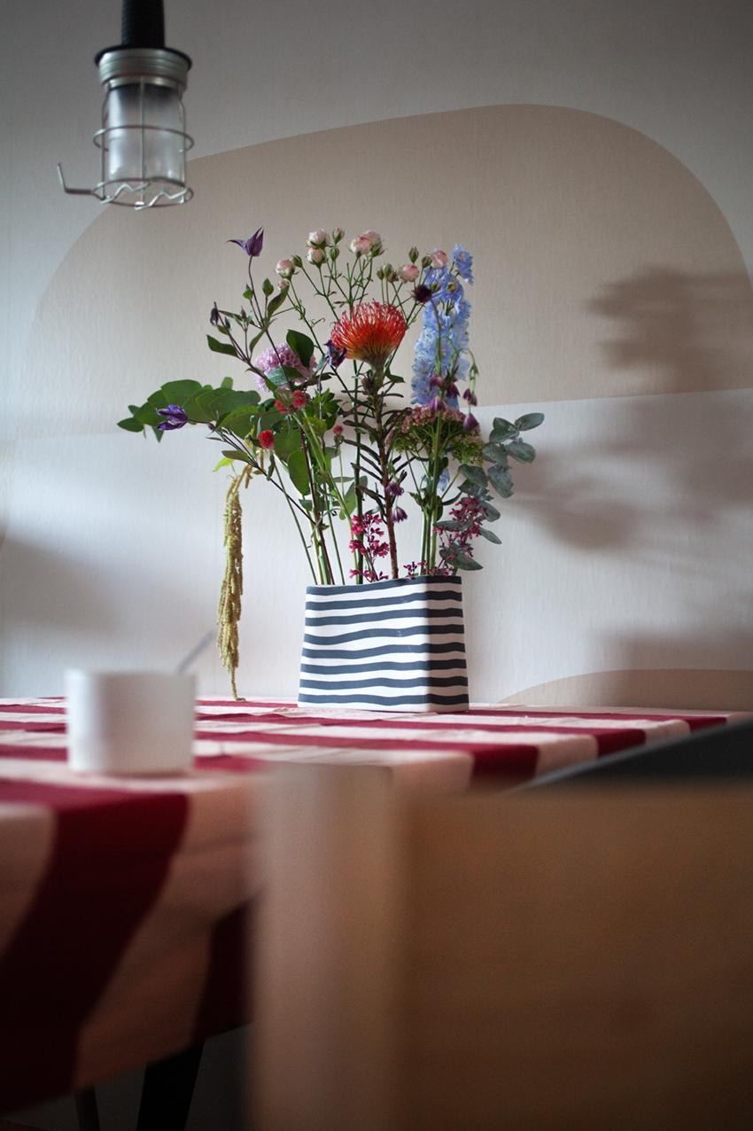Streiflicht ...

#Vase #Vasenmittwoch #Kaffee #Tischdecke #Streifen #Blumen