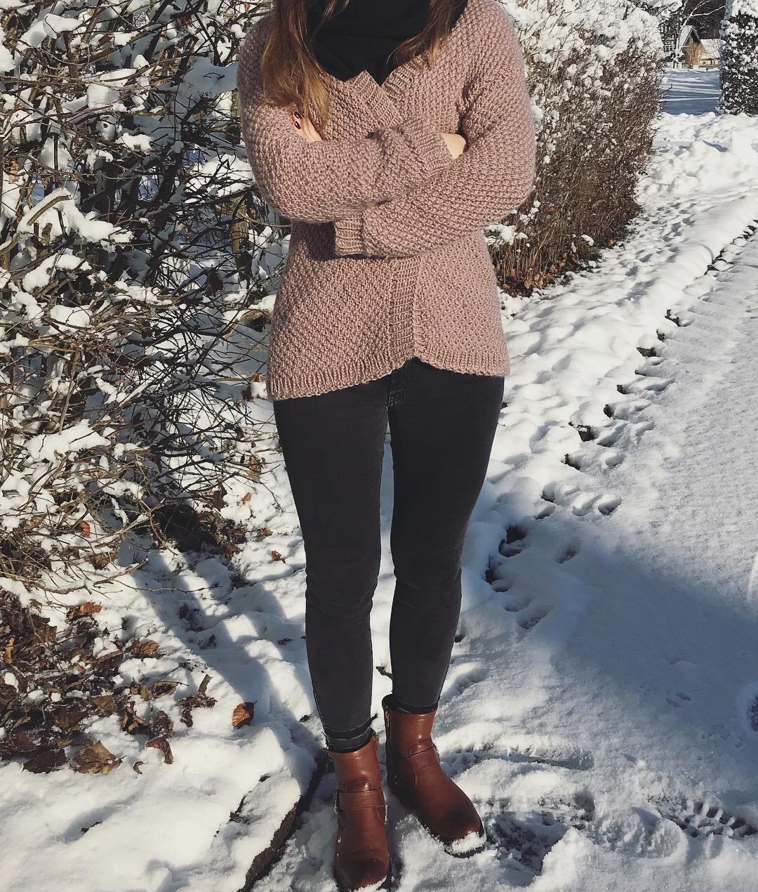 Strick & Schnee #ootd #weareknitters #snow #allgäu #cardigan #wool