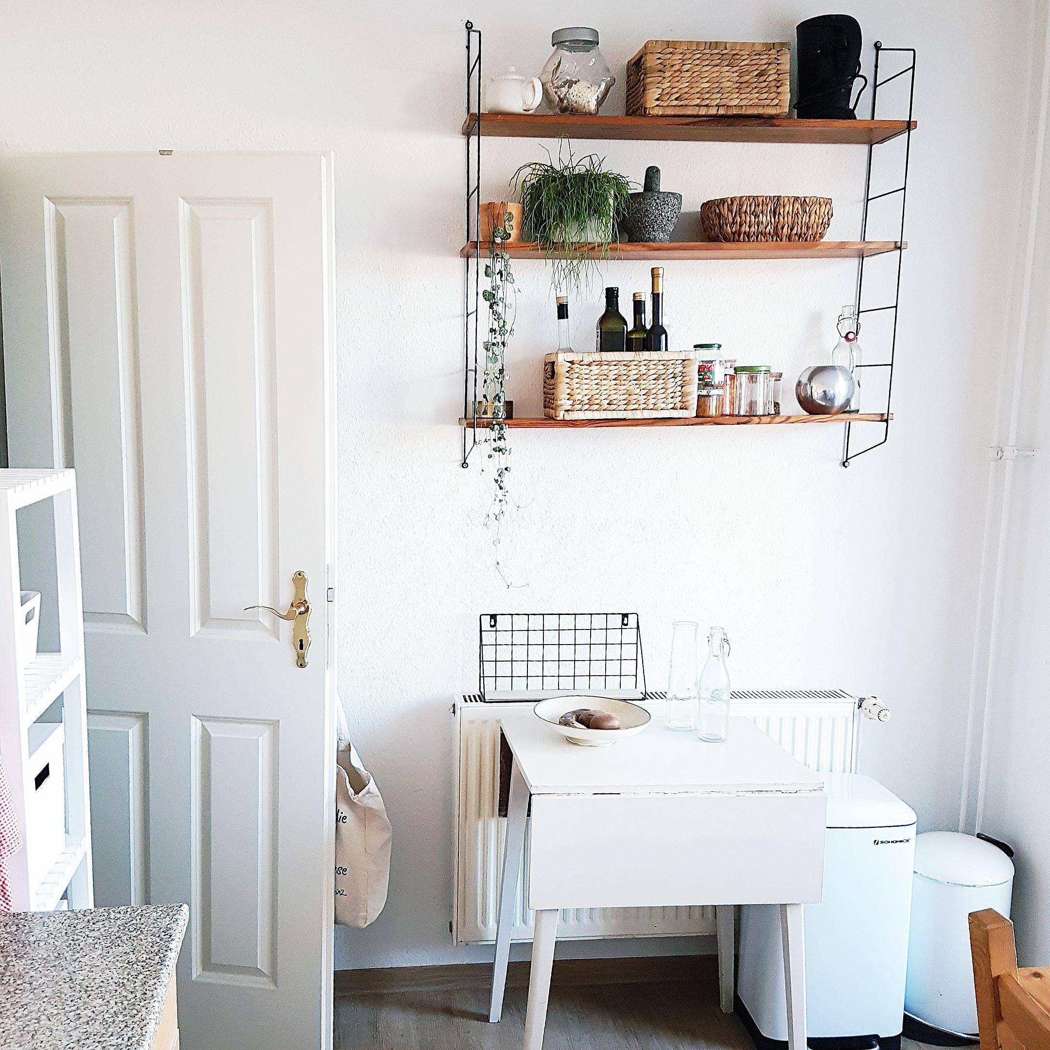Stringregal von Oma, Tisch und Schrank vom Sperrmüll 😊 #kitchen #stringregal #küche #secondhandfurniture