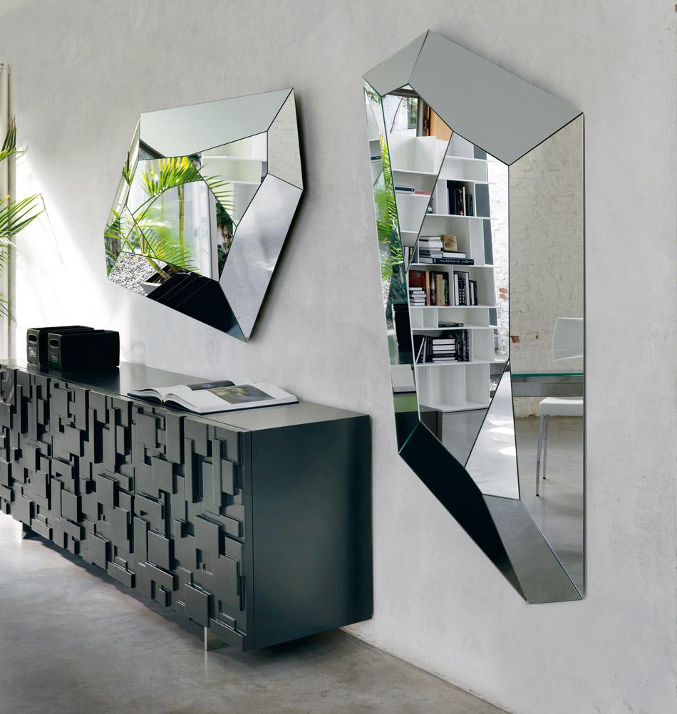 Strukturiertes Sideboard mit großen Spiegeln #sideboard #wandspiegel ©cattelan italia
