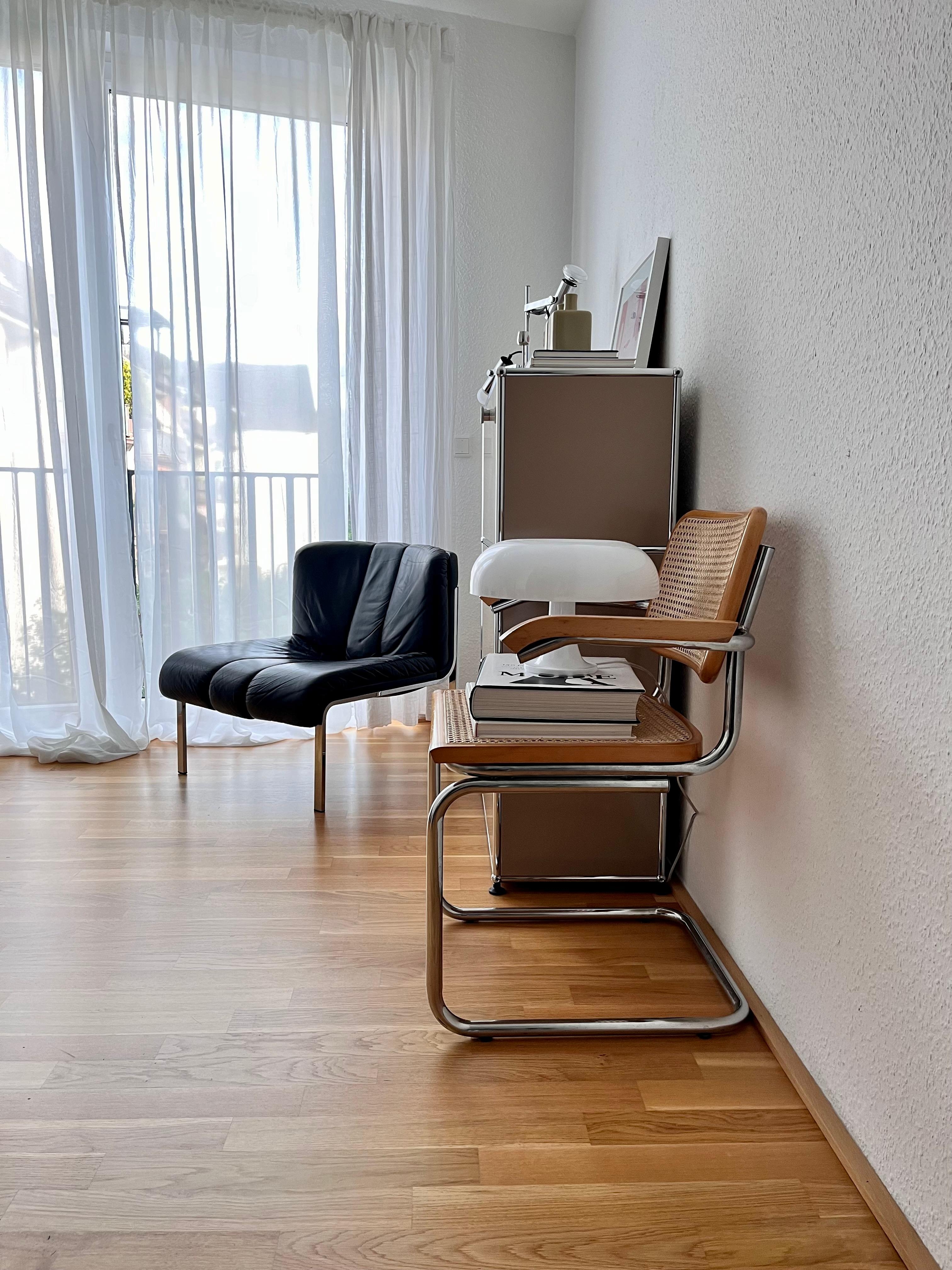 Studio vibes with black leather, beige and chrome 
#studio #midcenturymodern #chrome #beige #blackleather #office #modernoffice