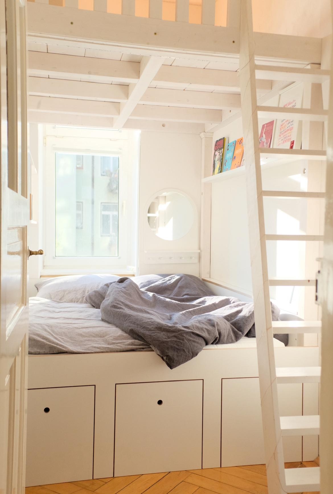 Stylisch storage in unserer Schlafkoje! 
#stylishstorage #bedroom #tinyroom  