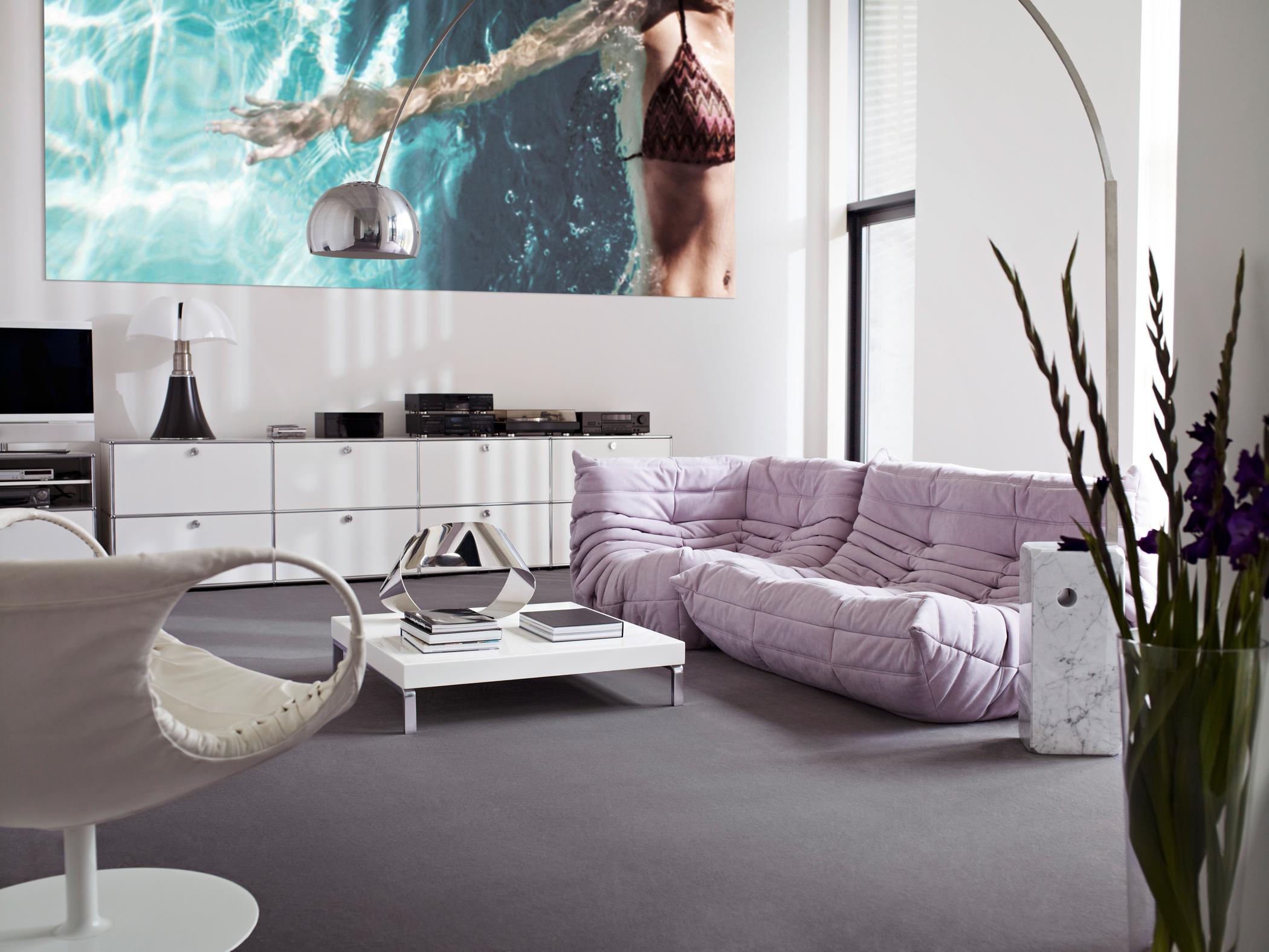 Stylisches Sofa #couchtisch #teppich #sessel #sideboard #sofa #weißercouchtisch #futuristisch ©Bernd Opitz für Vorwerk