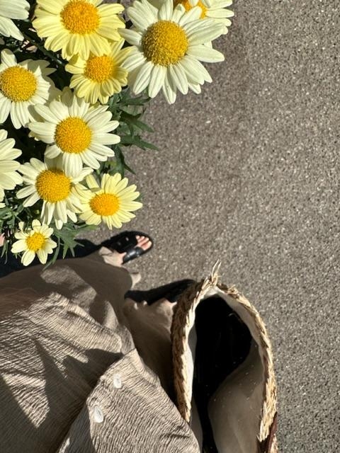 #summer #flowers #wochenmarkt #beachbag #beige #sun #couchmagazin