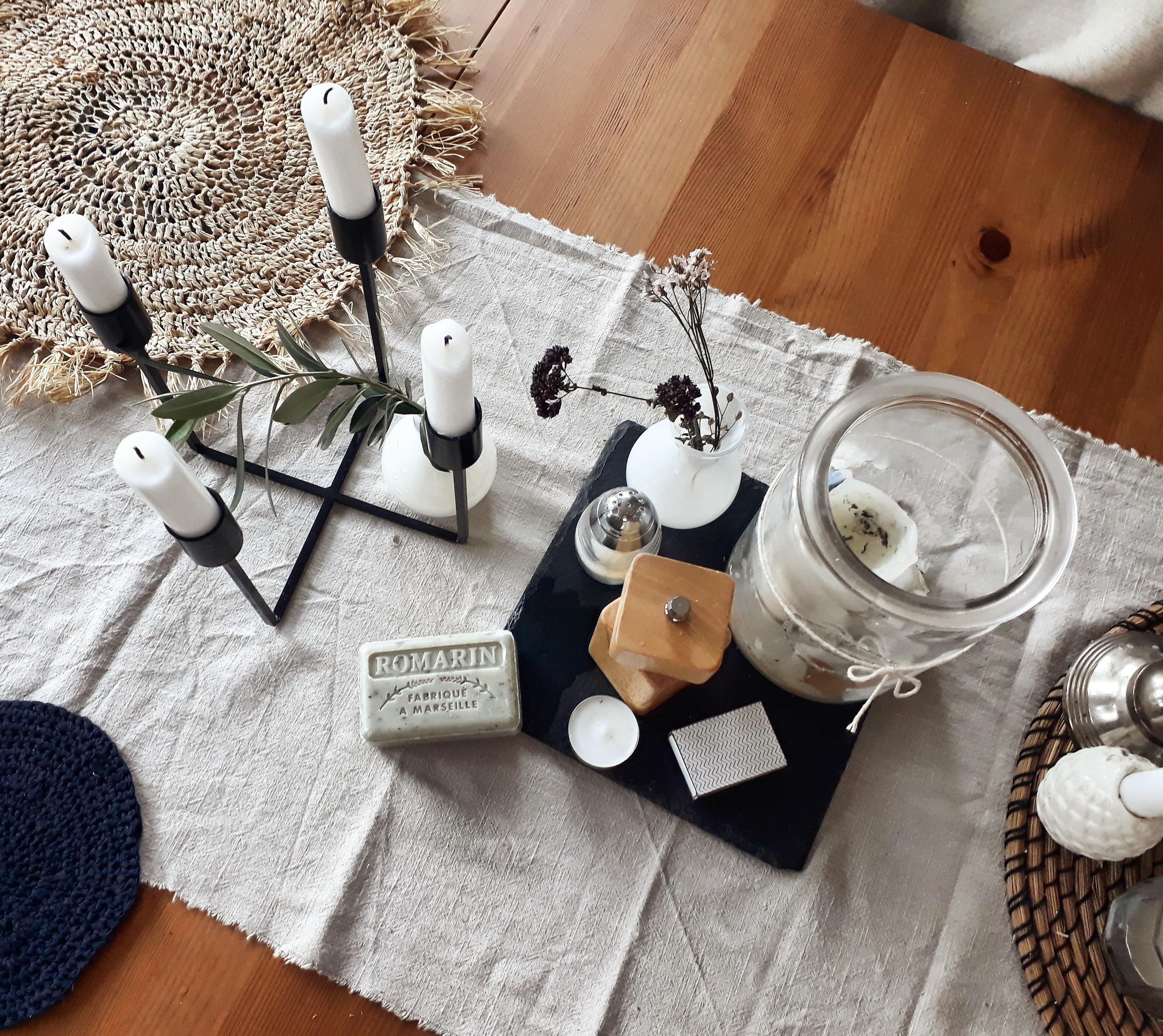 Summer table #provencevibes #olive #stroh #kerzen #holztisch #boho #bohostil #leinen