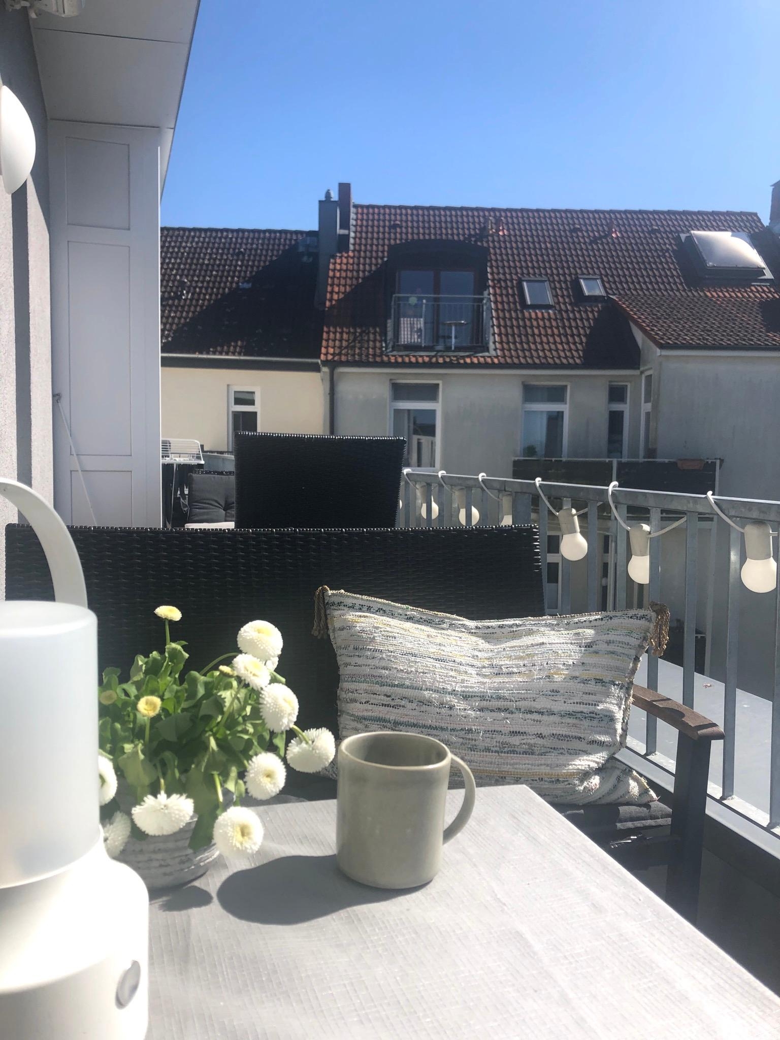 Summer vibes #balkonien #westayathome #summetinthecity #couchstyle