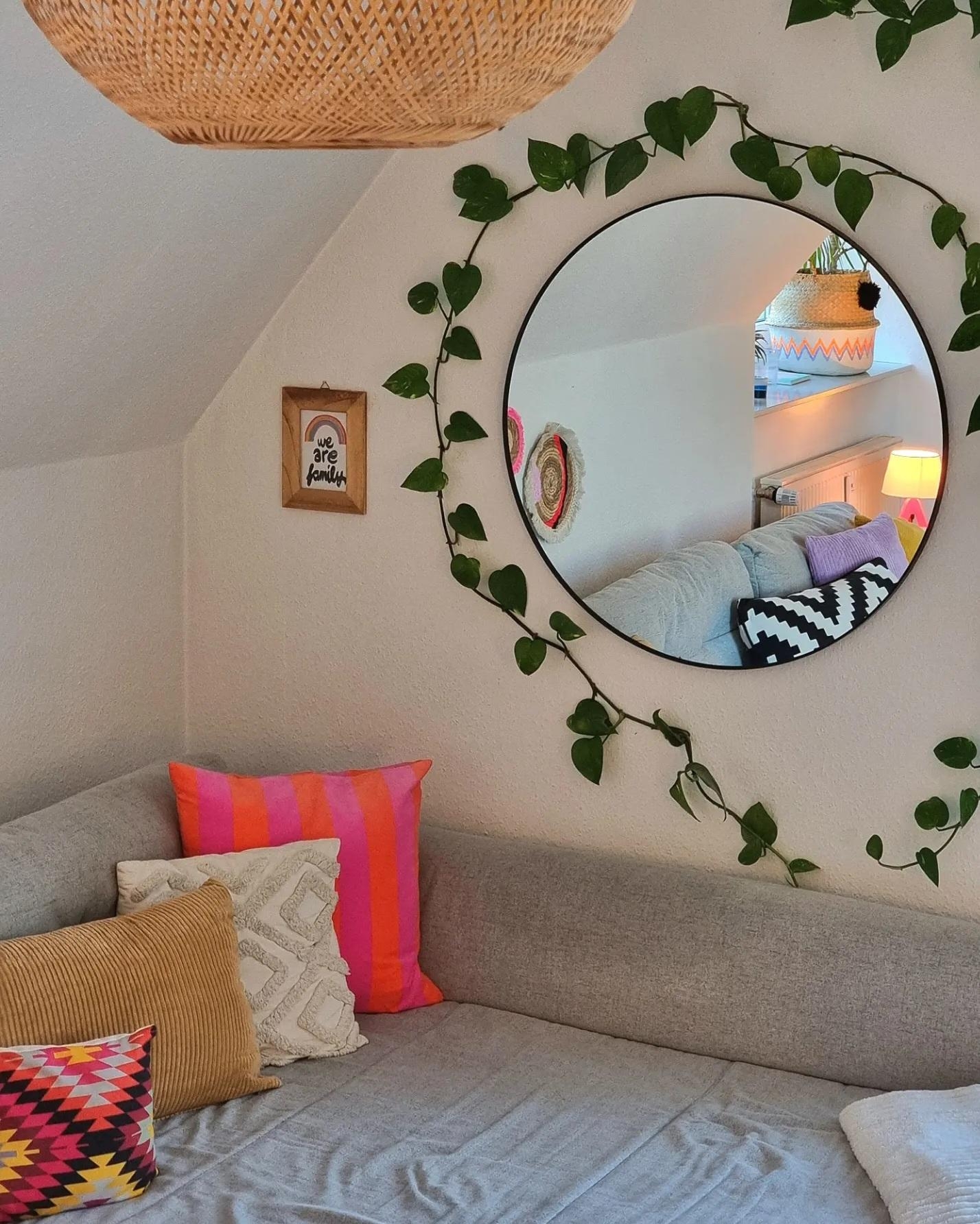 #Summerfeeling geht weiter 💛 #Wohnzimmer #Dachschräge #Livingroom #Bohostyle #Greenterior #Colorfulhome #couchliebt 