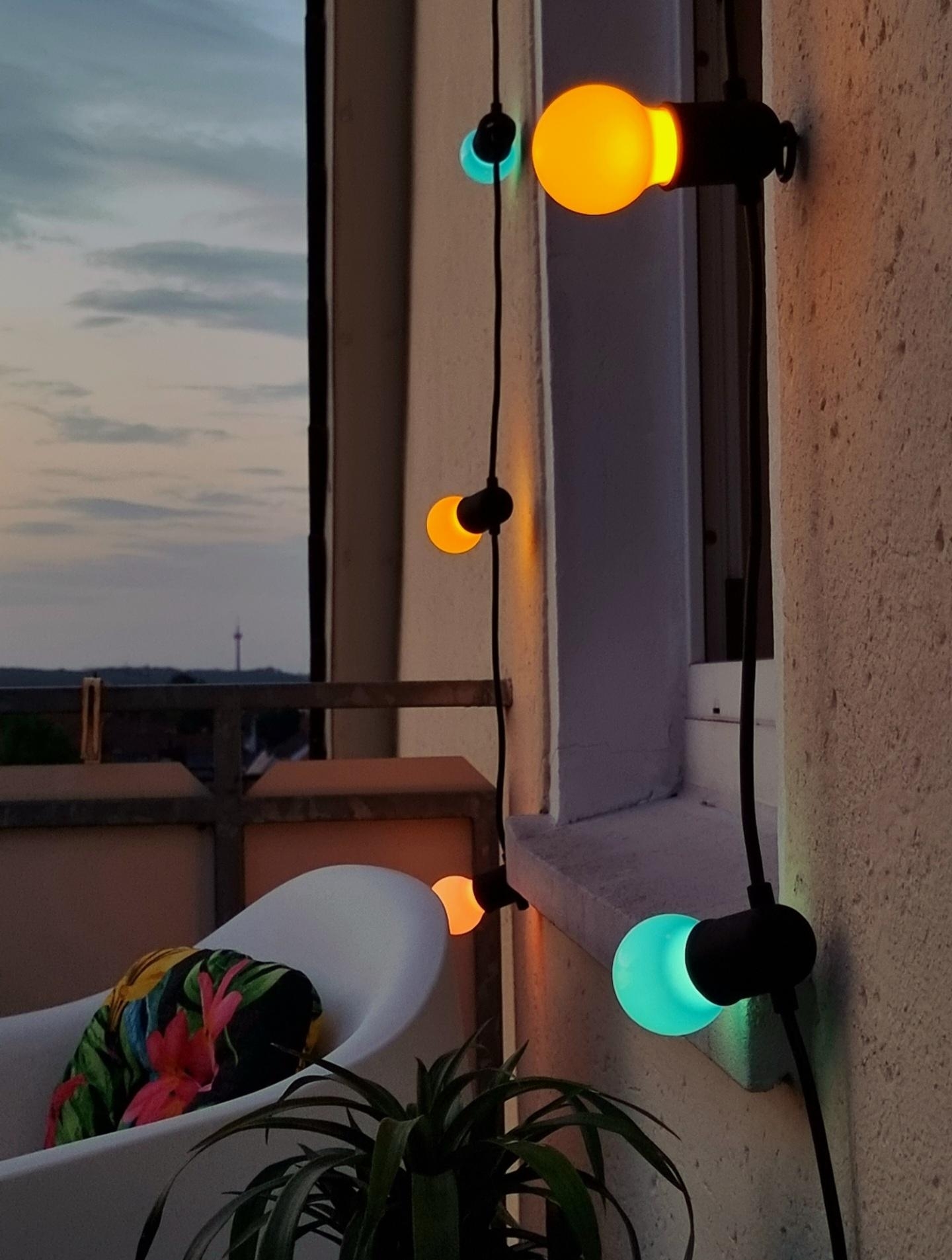 #summerinthecity 🌇 #sommermodus an auf dem #balkon #colourful #myhomestyle #outdoorlife mit #lightbulb