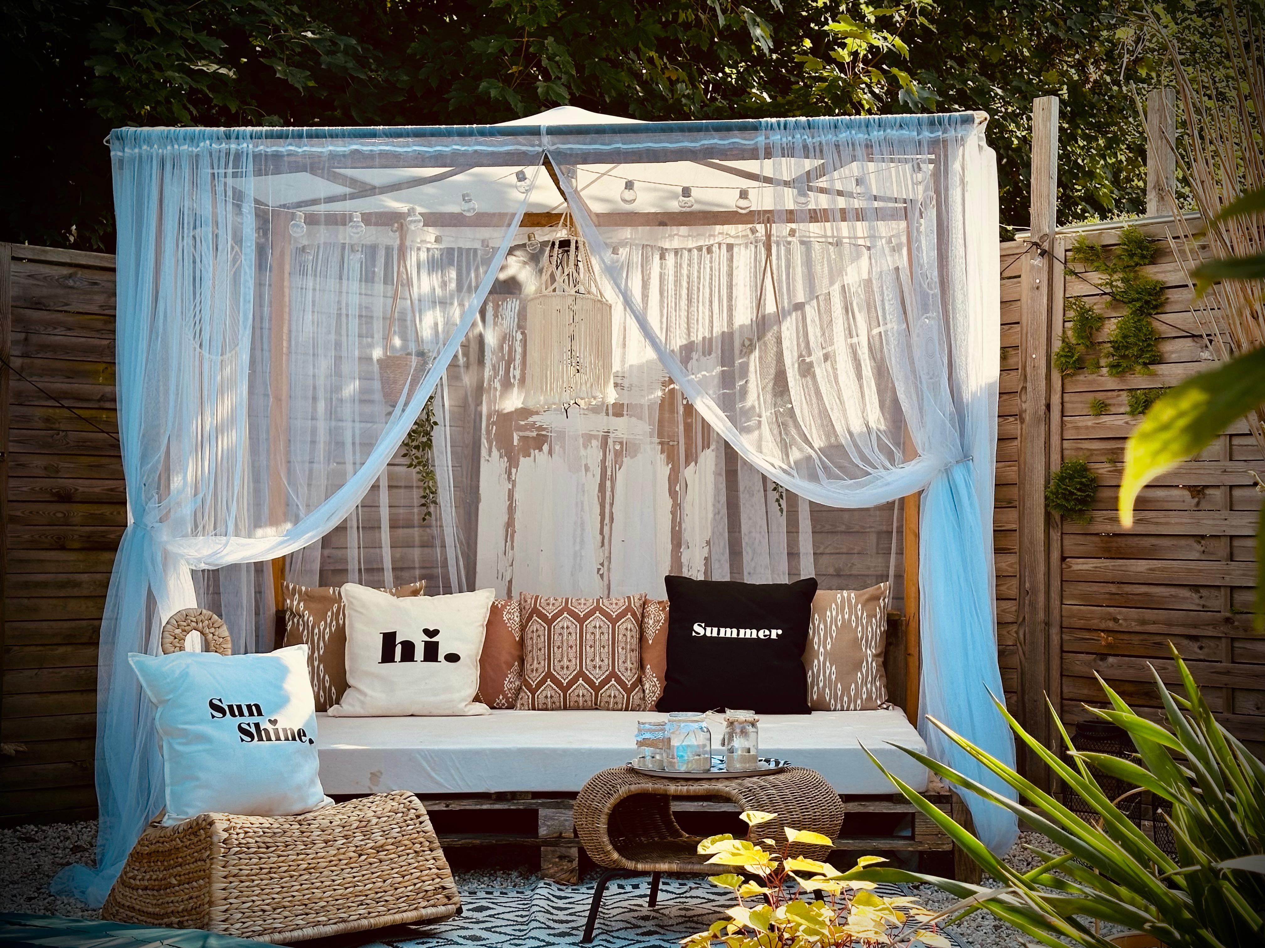 Summertime 🌾
#garten #couchliebt 
#boho #outdoorliving #blackandwhite #bett #diy #lounge #chillen #sommer #rattan 