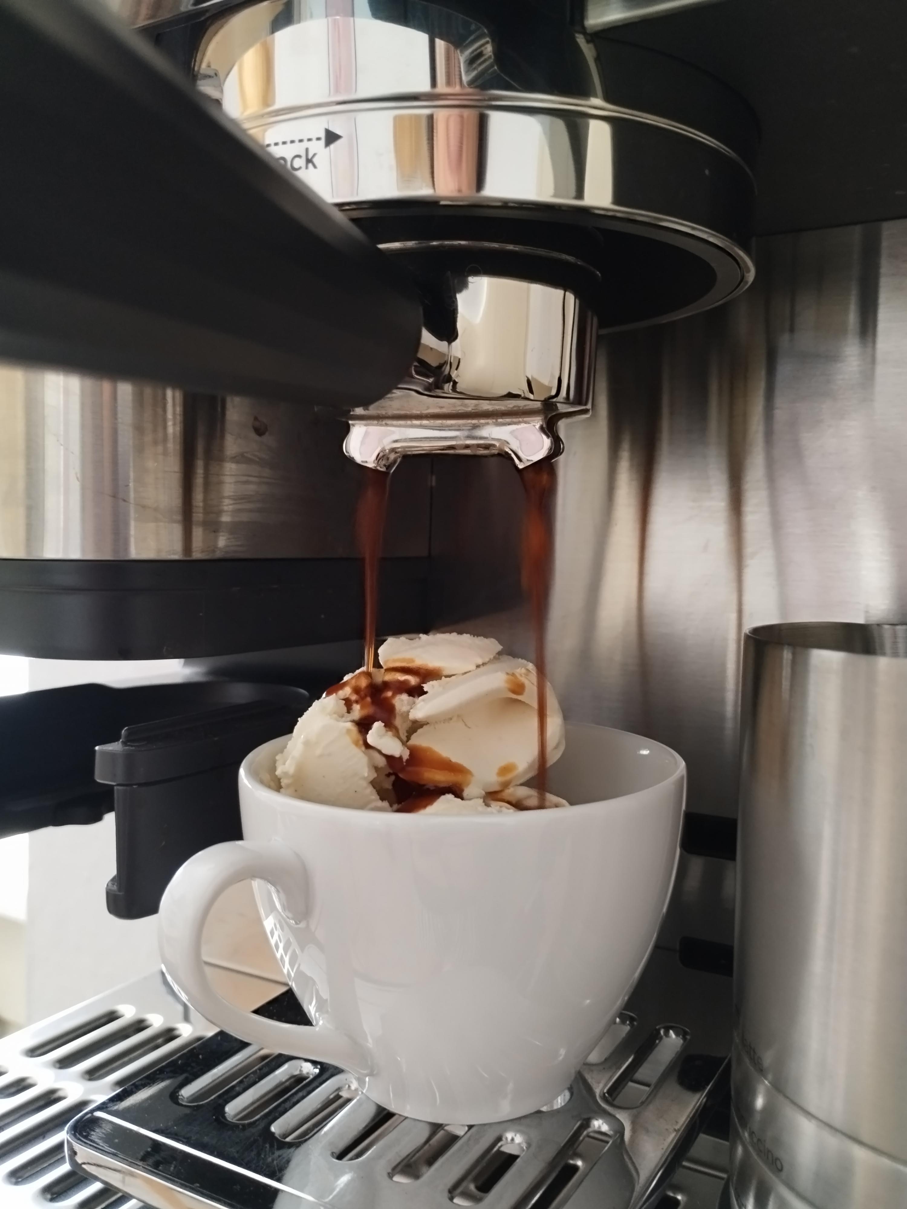 Summertime 
#kaffee #affogato #espresso #tasse #keramik #siebträger #vanilleeis #couchliebe