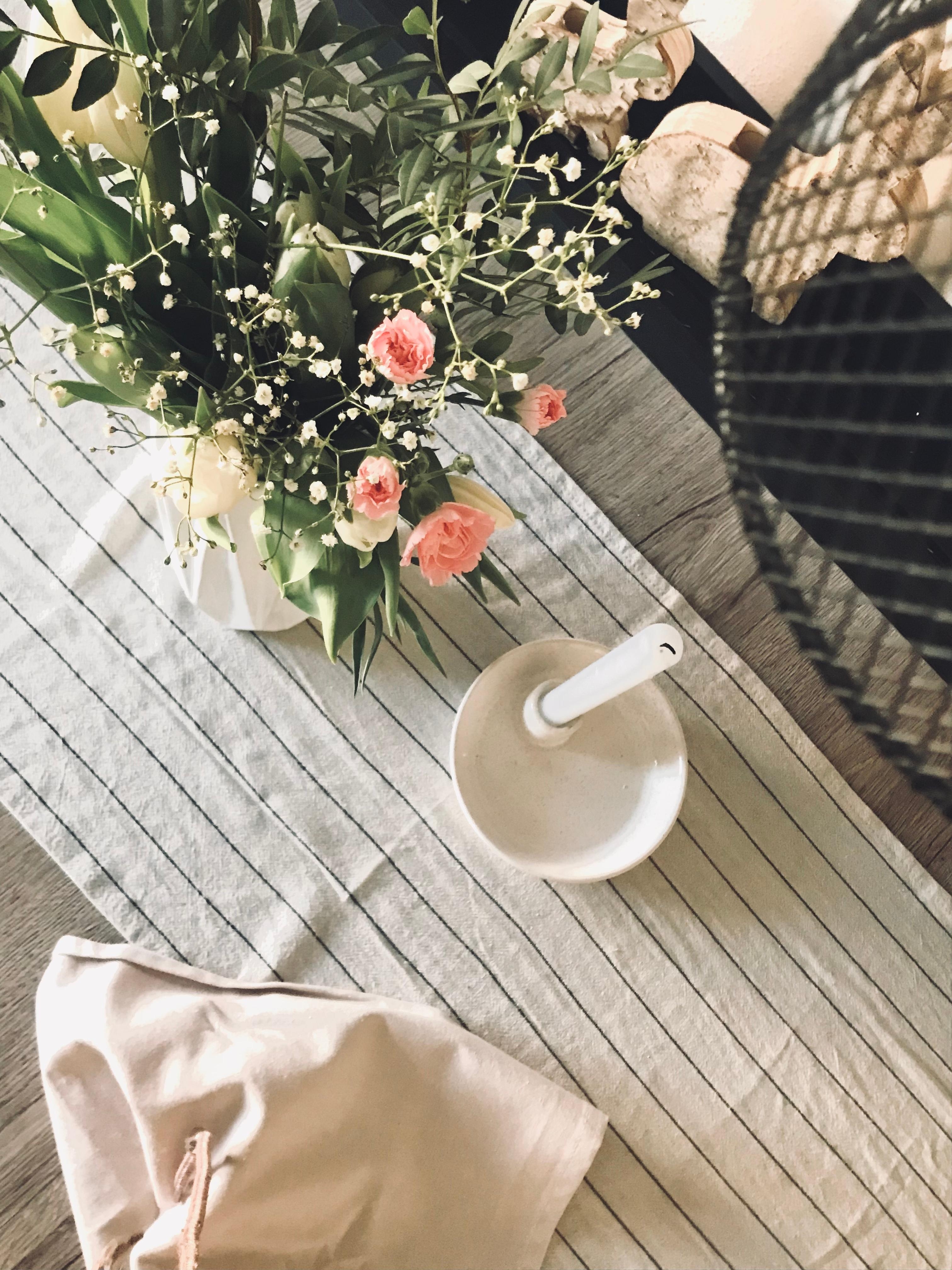 Sunday 🌦
#freshflower #vase #kerze #tischläufer #lampe #tuch #esstisch #tulpen #nelken #flower 