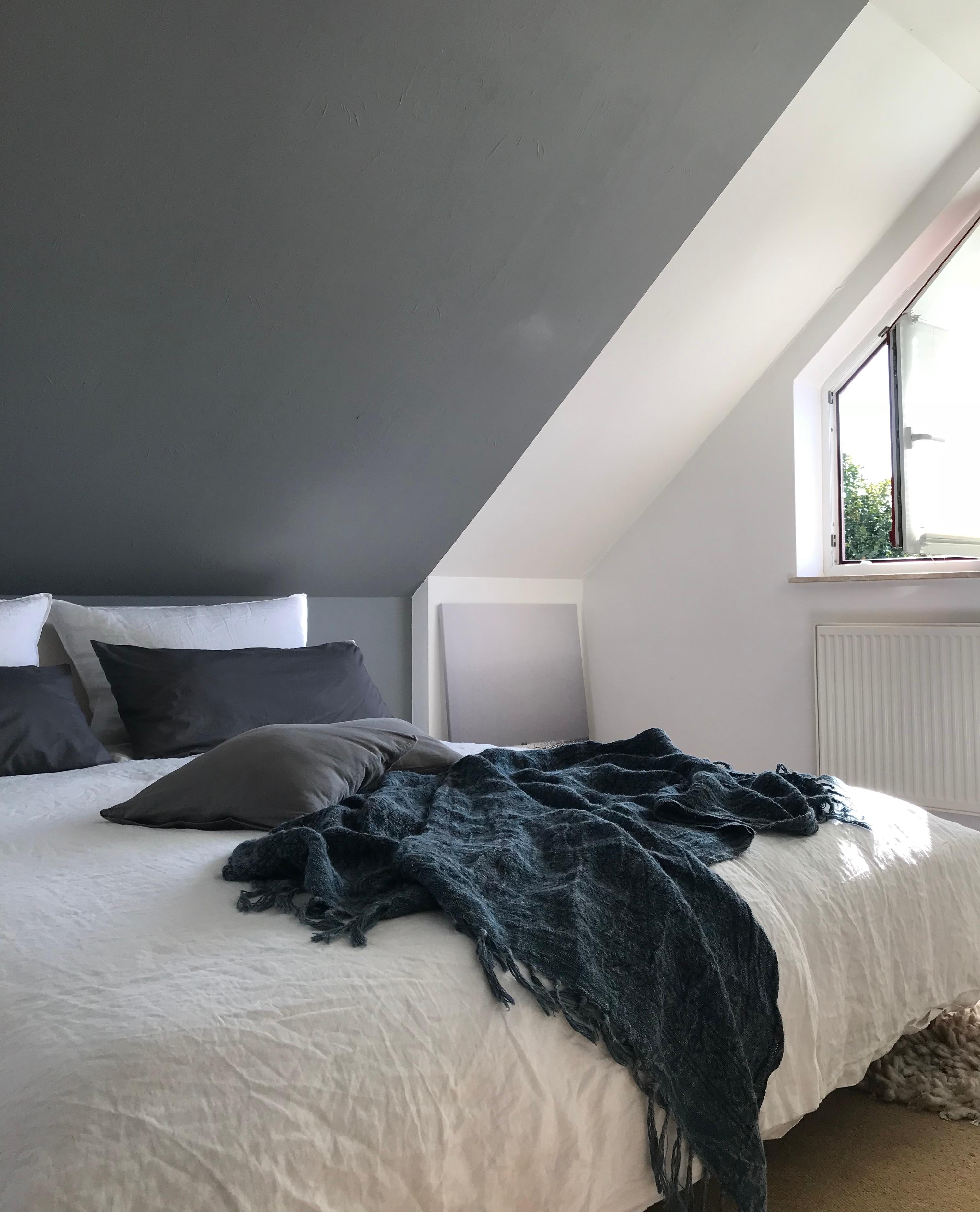 Sunday ☀️ #schlafzimmer #dachschräge #Wandfarbe #Leinen 