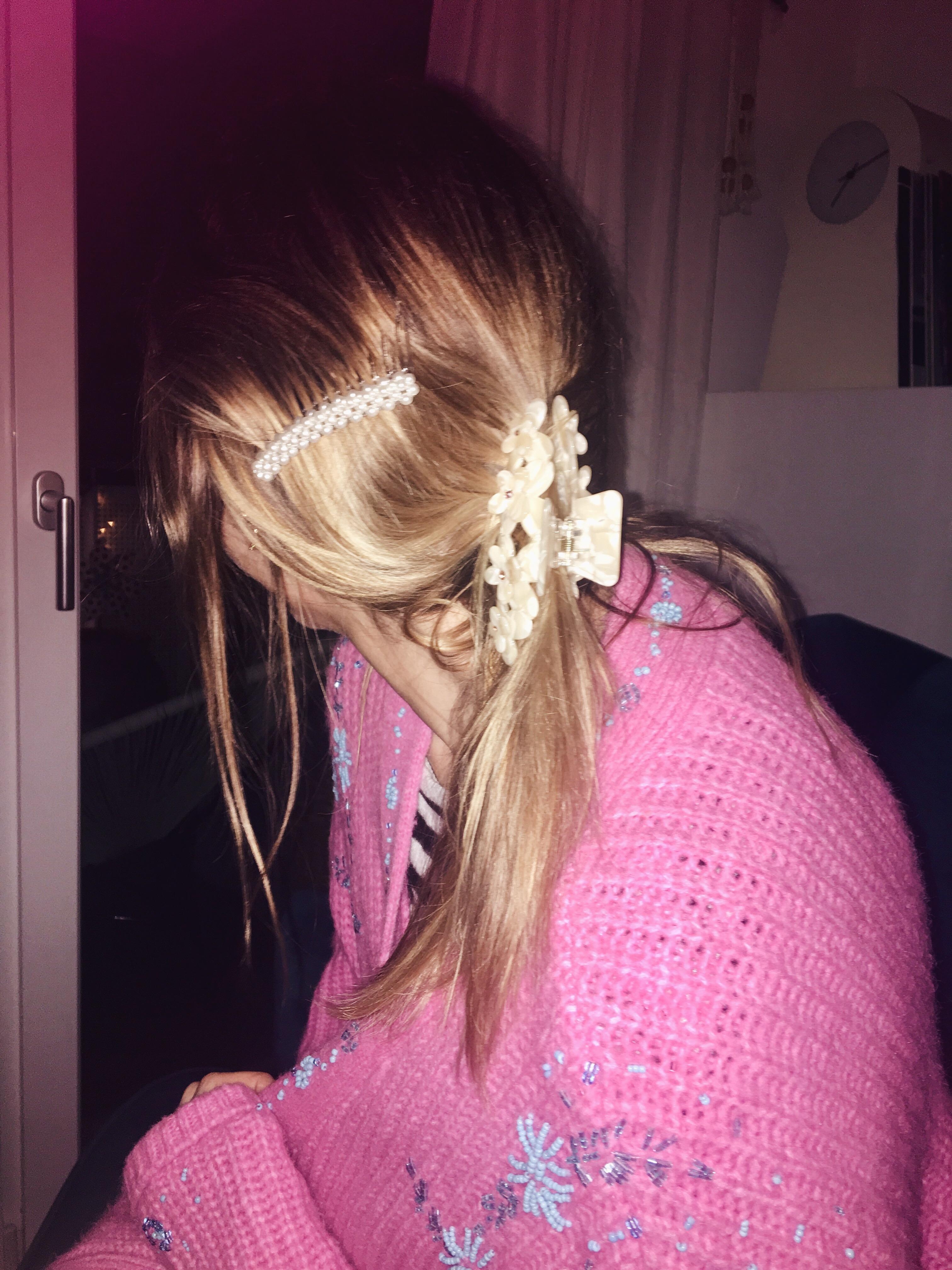 Sunday afternoon cozy at home🧚🏻‍♀️ #hair #hairstyle #accessories #hairclips #hyggelife #knitwear #weekendmood