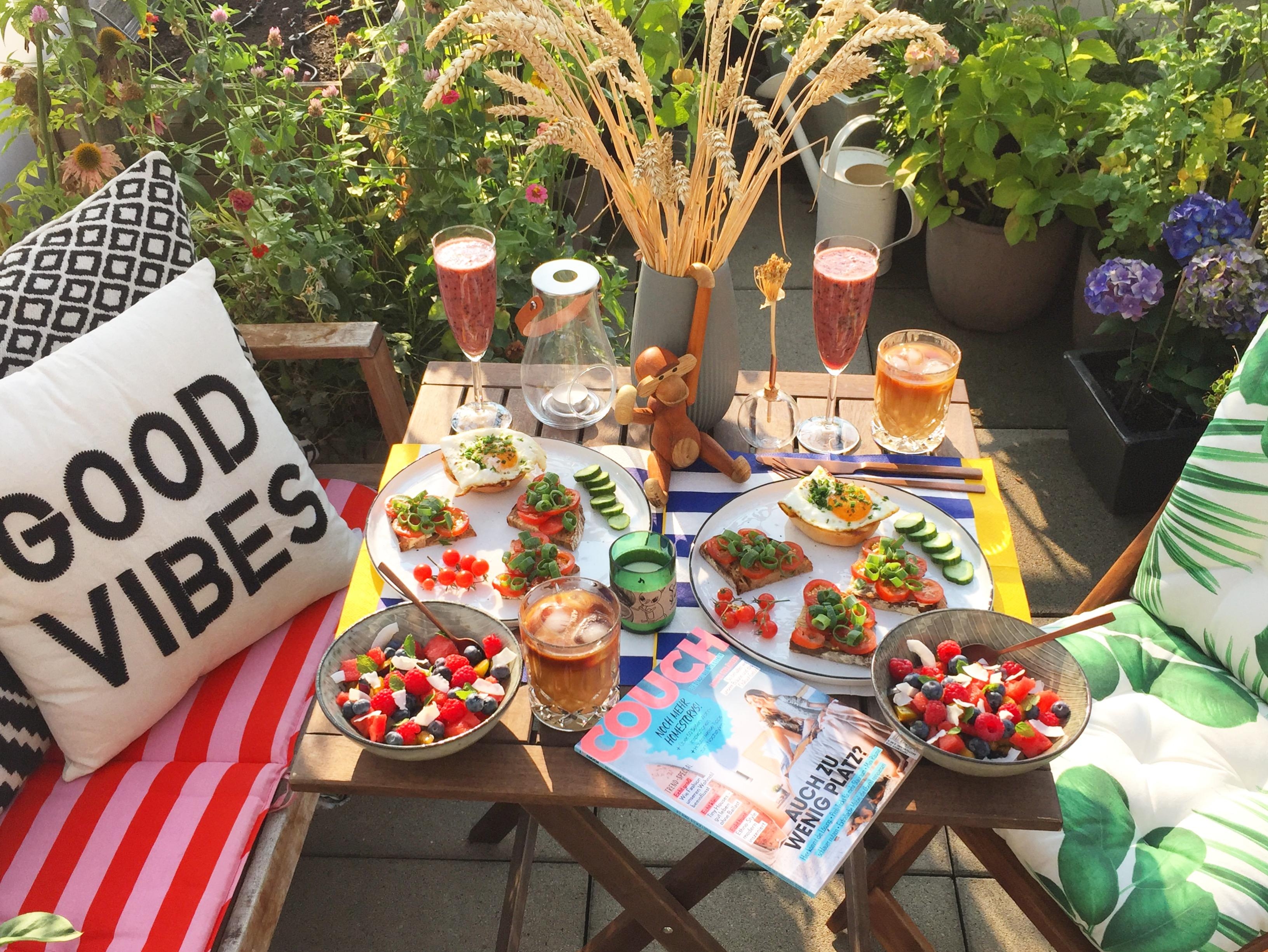 Sunday at home ❤️
#breakfast #sonntag #terrasse #couchmagazin #healthyfood #smoothie #icedlatte #goodvibes #frühstück 