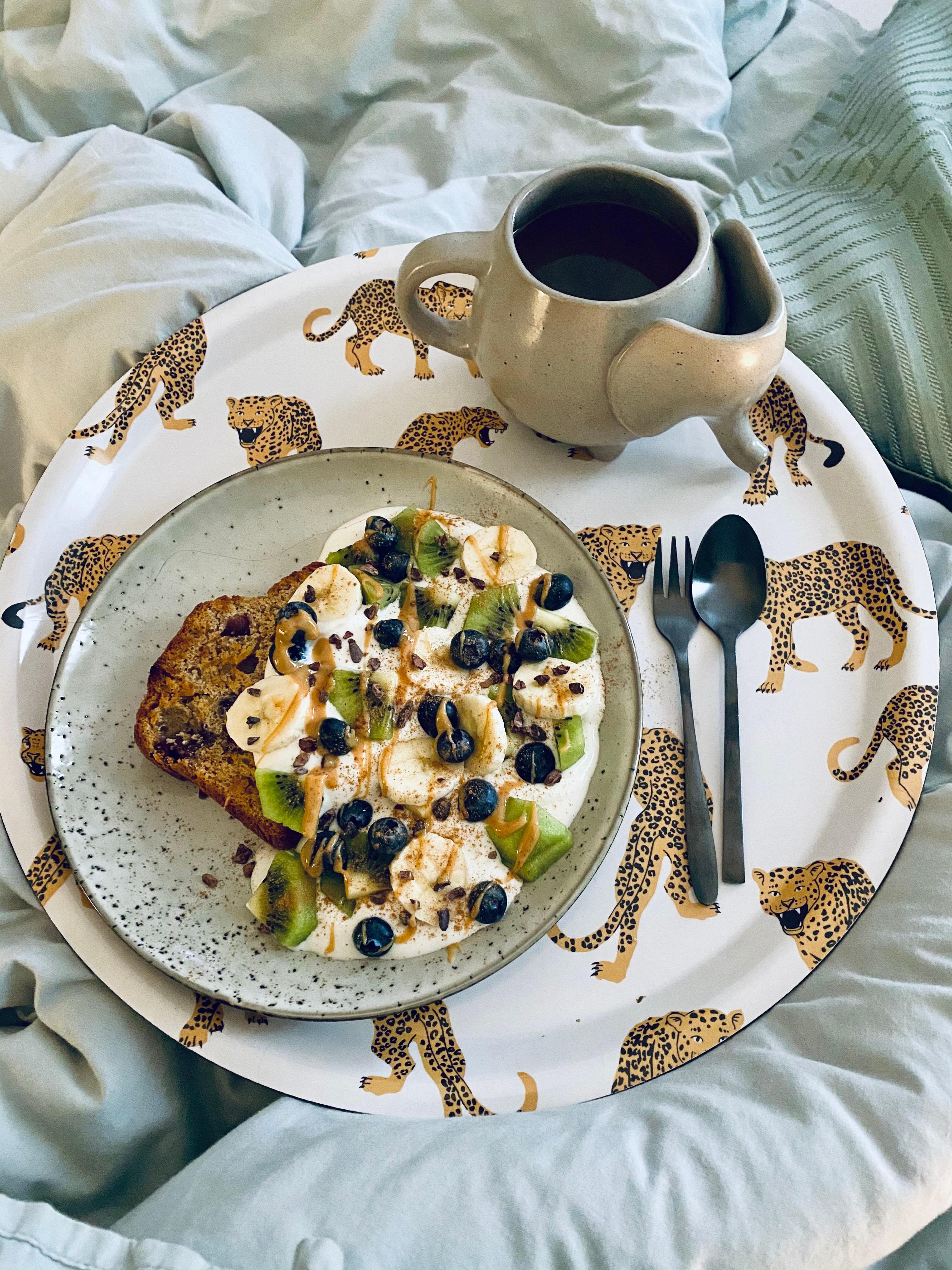 Sunday Breakfast in Bed 🙊 
#lazysunday #homemade #bananabread #soyjoghurt #fruitsfruitsfruits #jasminetea