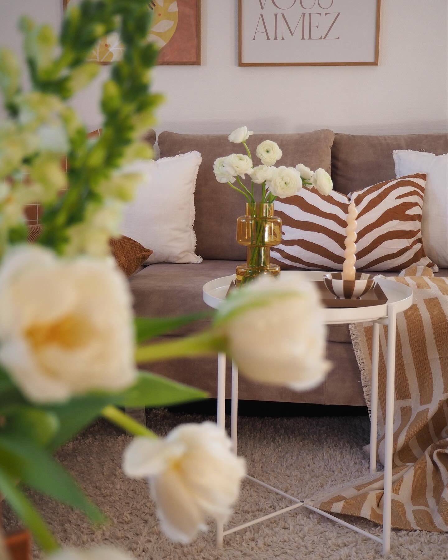 SUN.DAY #couchstyle #wohnzimmer #livingroom #flowers