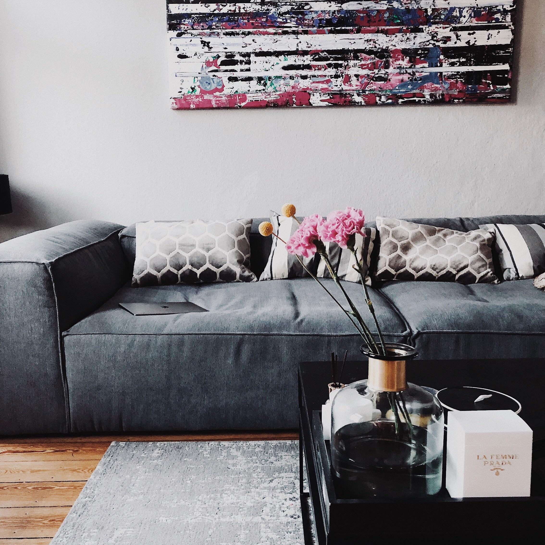 Sundaygoal: couch #couchstyle #couch #couchtisch #flowers #dekor #vase #hygge #homedecor #kunst #design #danishdesign