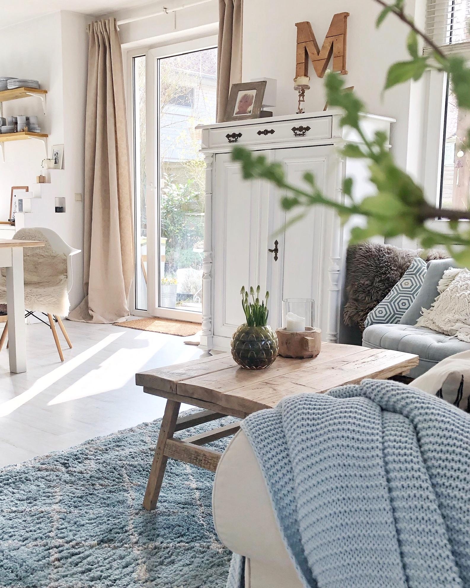 Sundaymood 
#interior#livingroom#blue#couchstyle#springtime