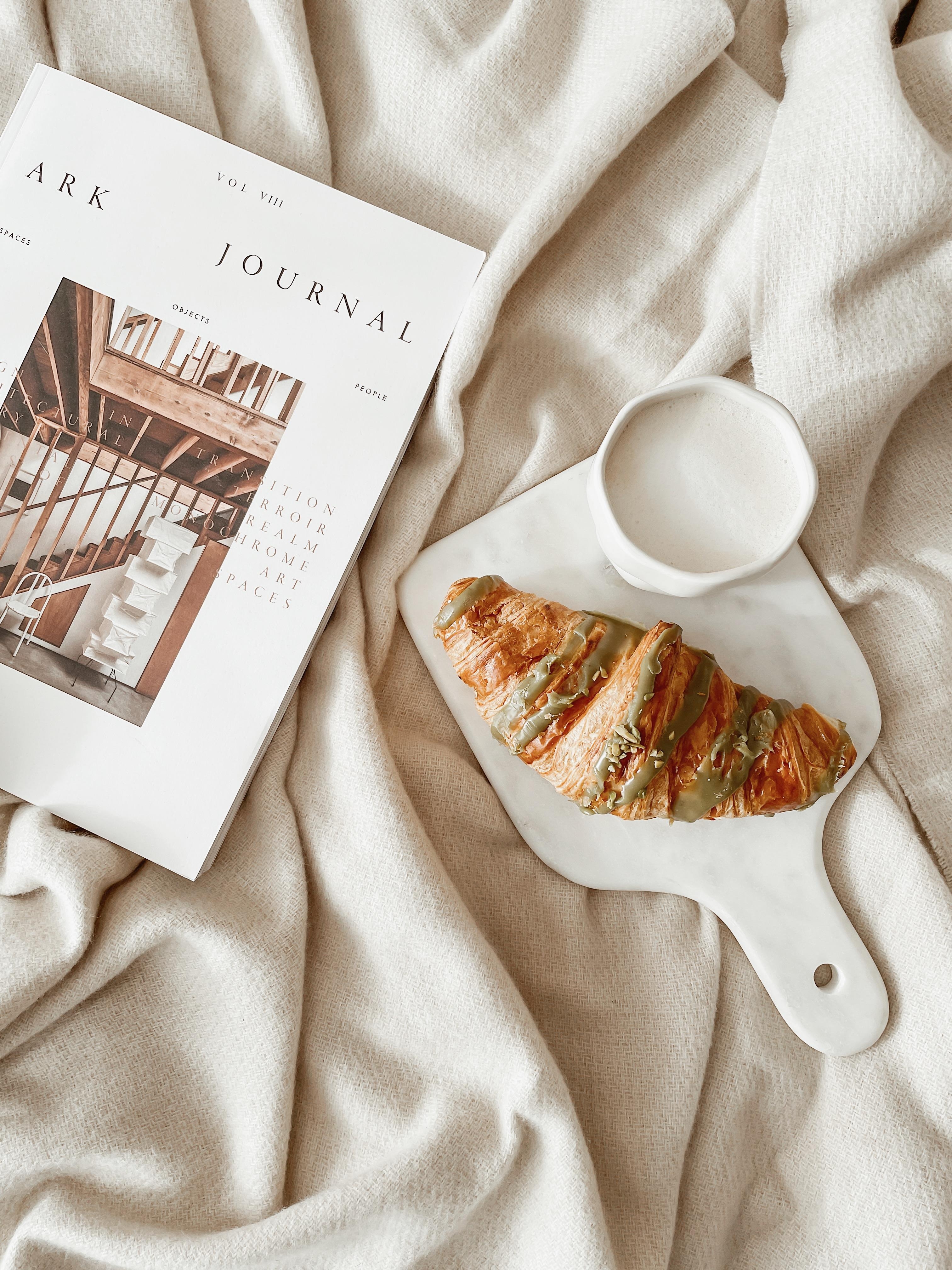 SUNDAYS 🥐☕️✨
... in bed 🫶🏻 Habt einen schönen Sonntag ihr Lieben! 
#sunday #styling #croissant #coffee #decor #aesthetics #interior #beige 