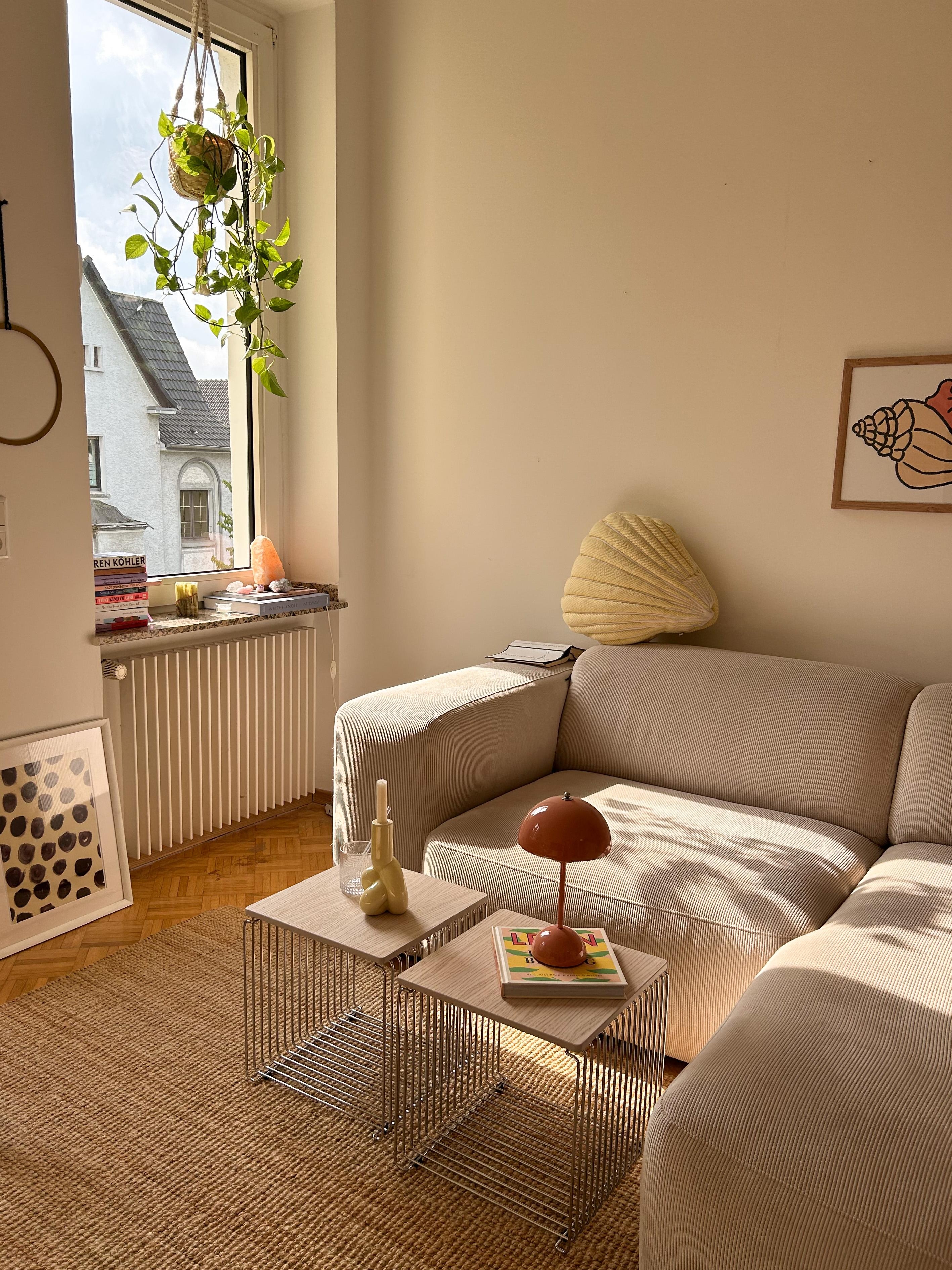 Sundown und hallo zurück im Wohnzimmer du schöner Teppich 🌞 
#sundown#lights#neutralcolours#couchstyle