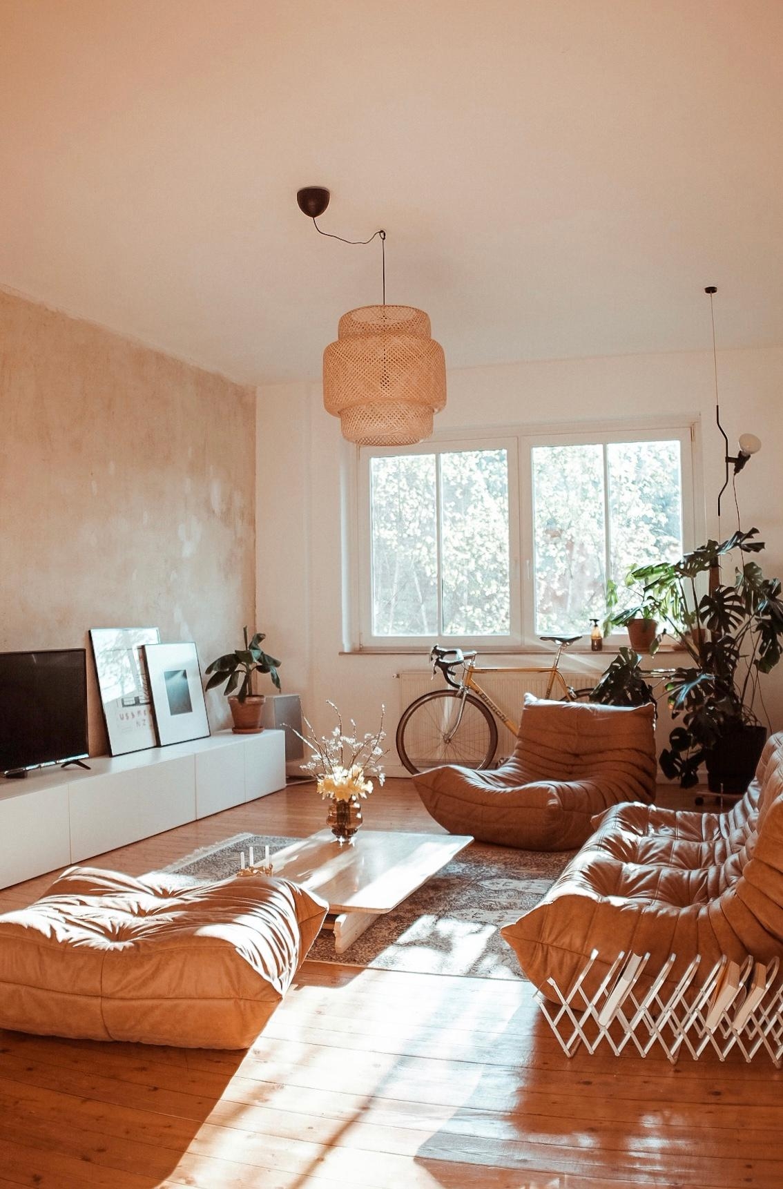 sunlight 
#wohnzimmer #livingroom #altbau #dielenboden #togosofa 