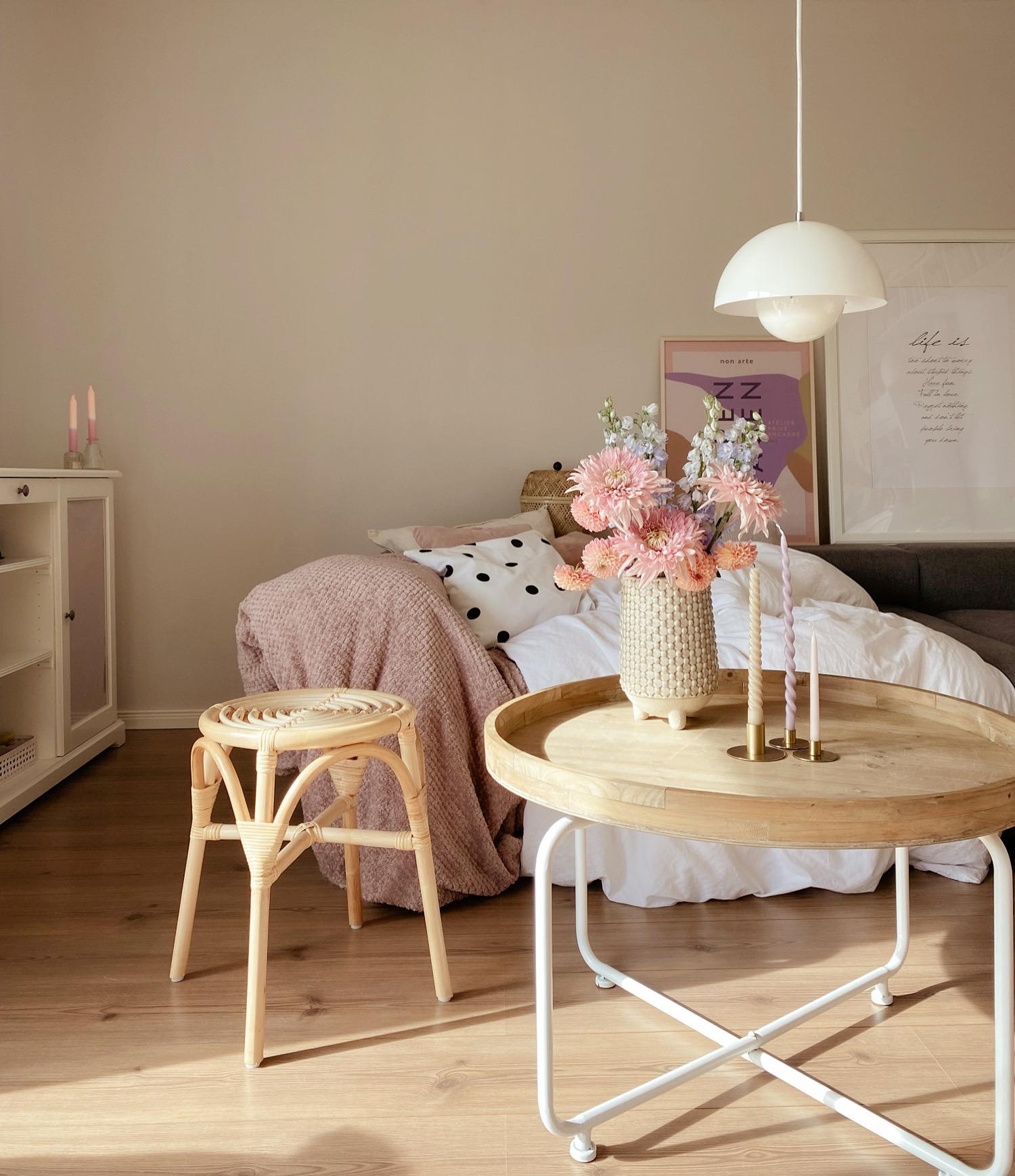 Sunlight 
#wohnzimmer#pastell#lampenliebe#livingroom#flowerslover#homedecor