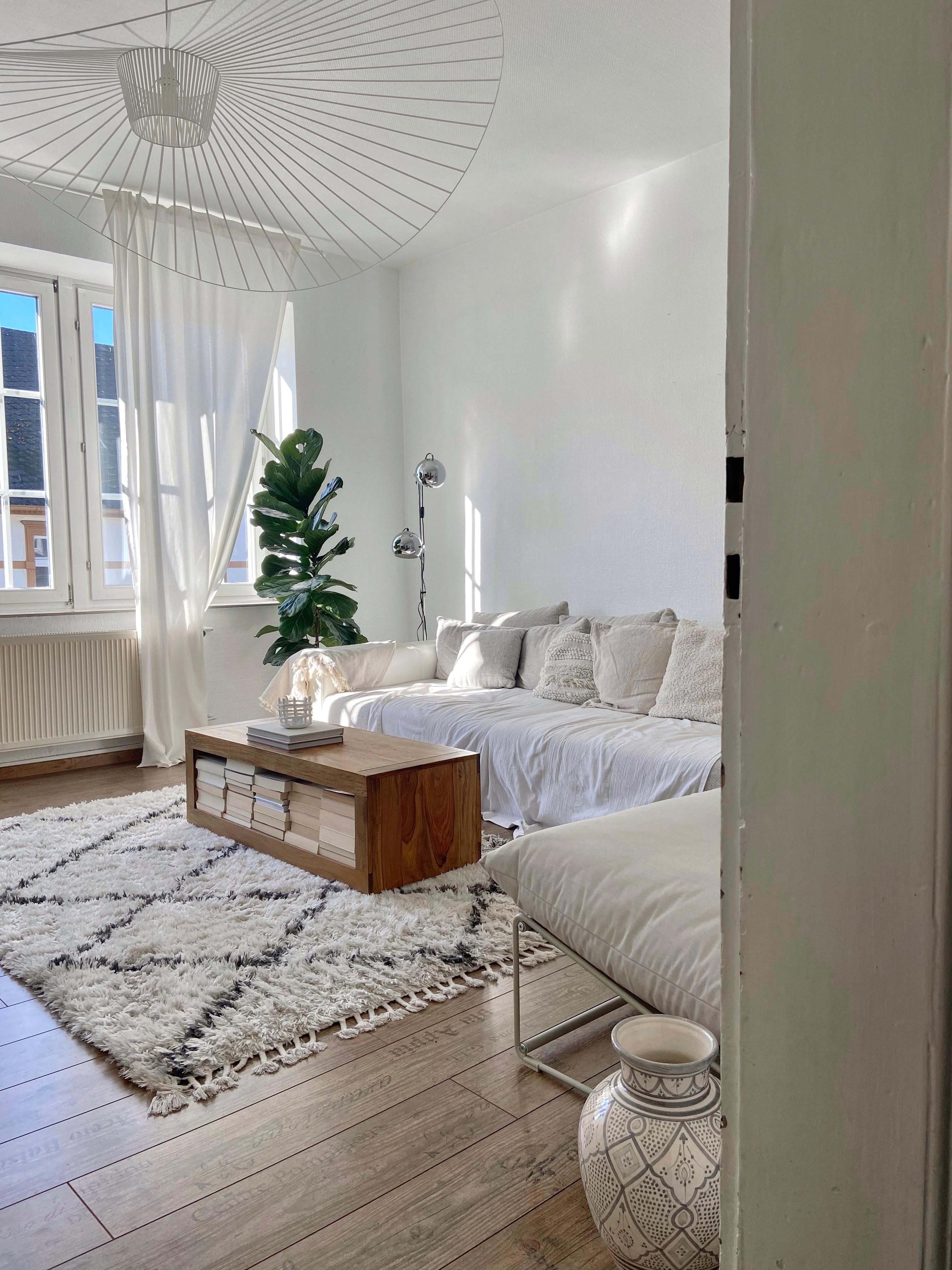 sunny side 🌞 #wohnzimmer #altbau #wohnbereich #sofaecke #deckenlampe #beige #whiteliving #couchtisch #tinekhome #benuta 
