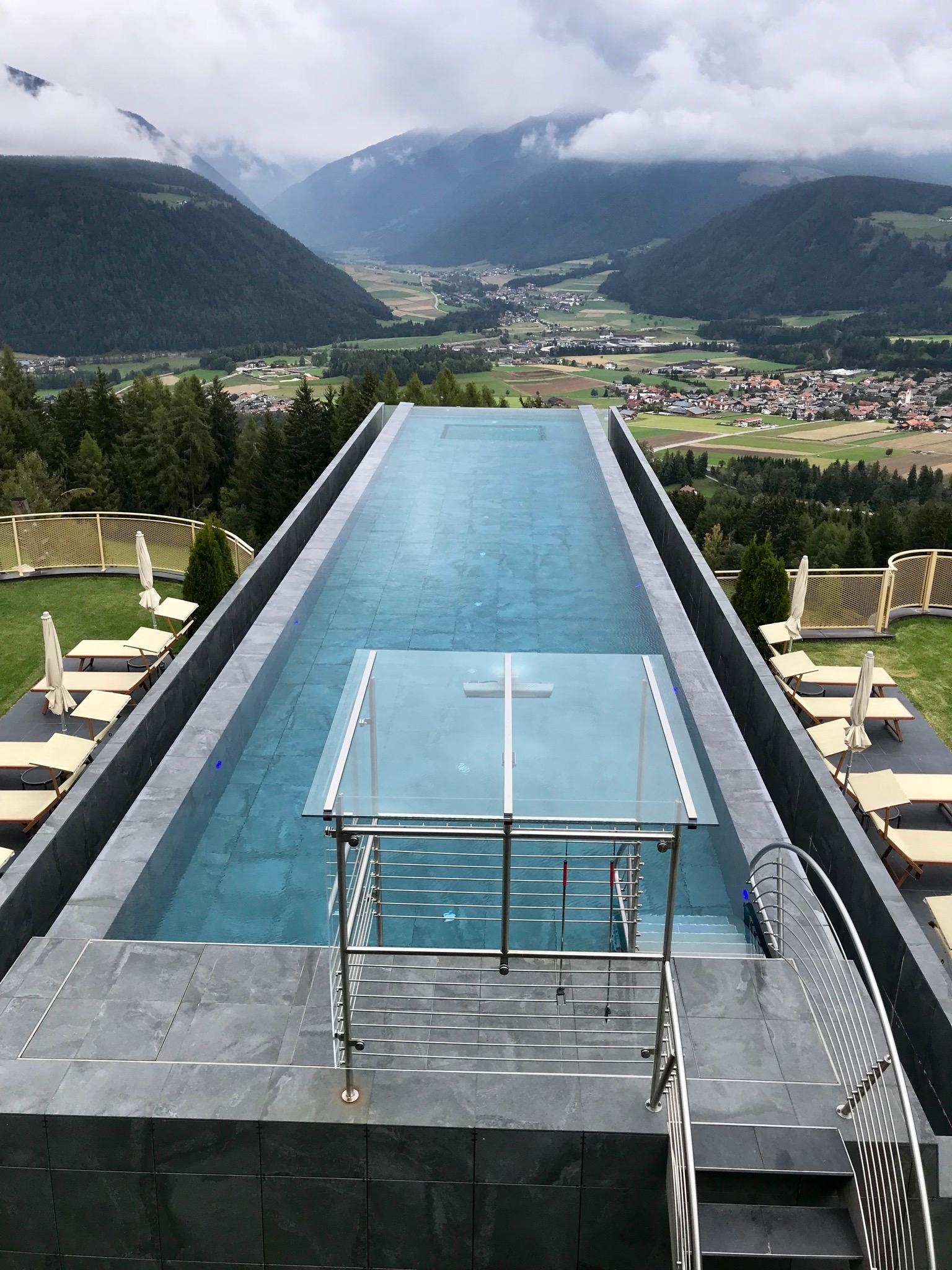 Super Außenpool in in unserem Urlaub in Südtirol... bei dem Ausblick kann man nur entspannen😍 #wellness #travelchallenge