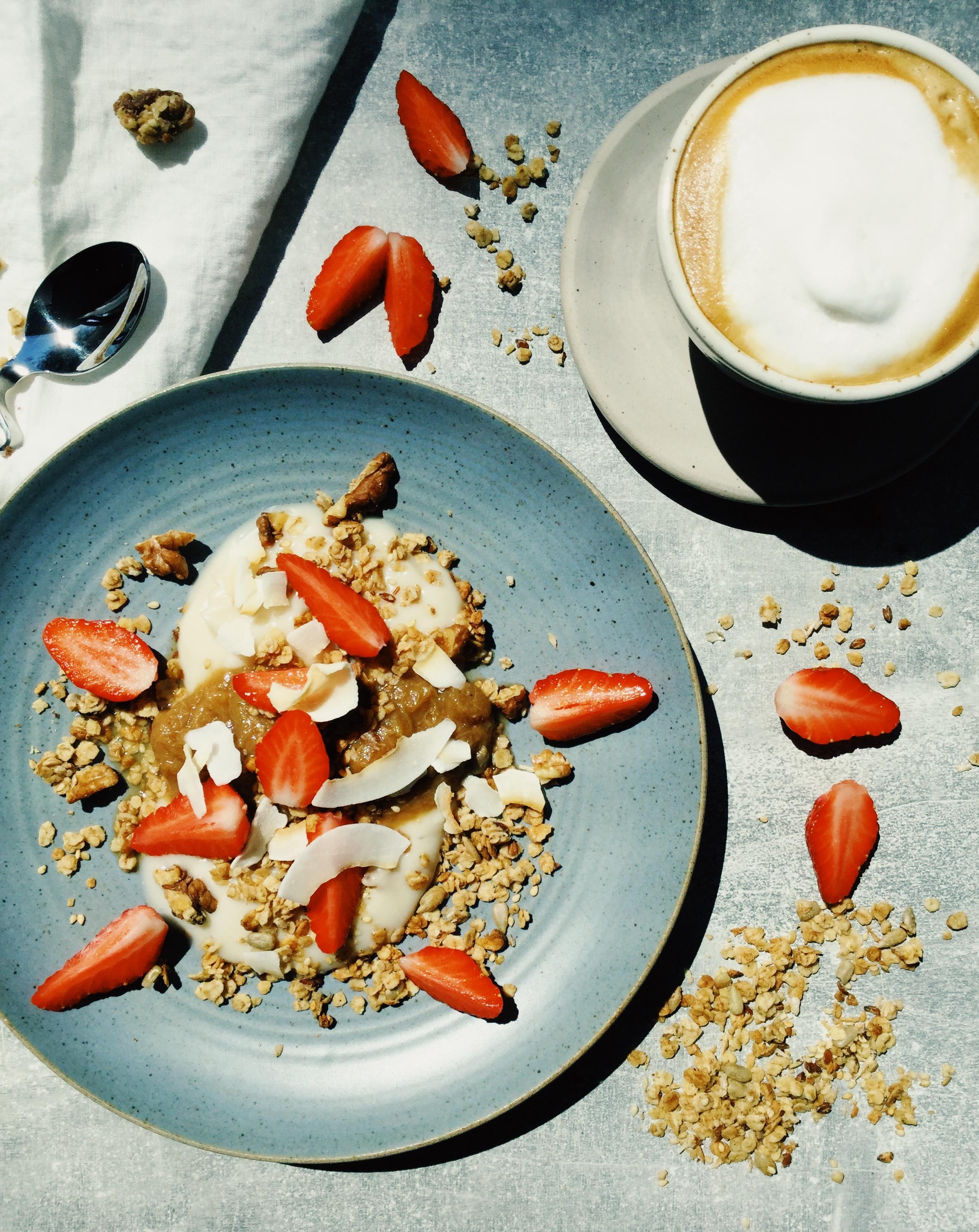 Super crunchy Walnuss- #Granola 😋 zum Frühstück oder einfach zum Naschen 🙈 #frühstück #Erdbeeren #Rhabarber 