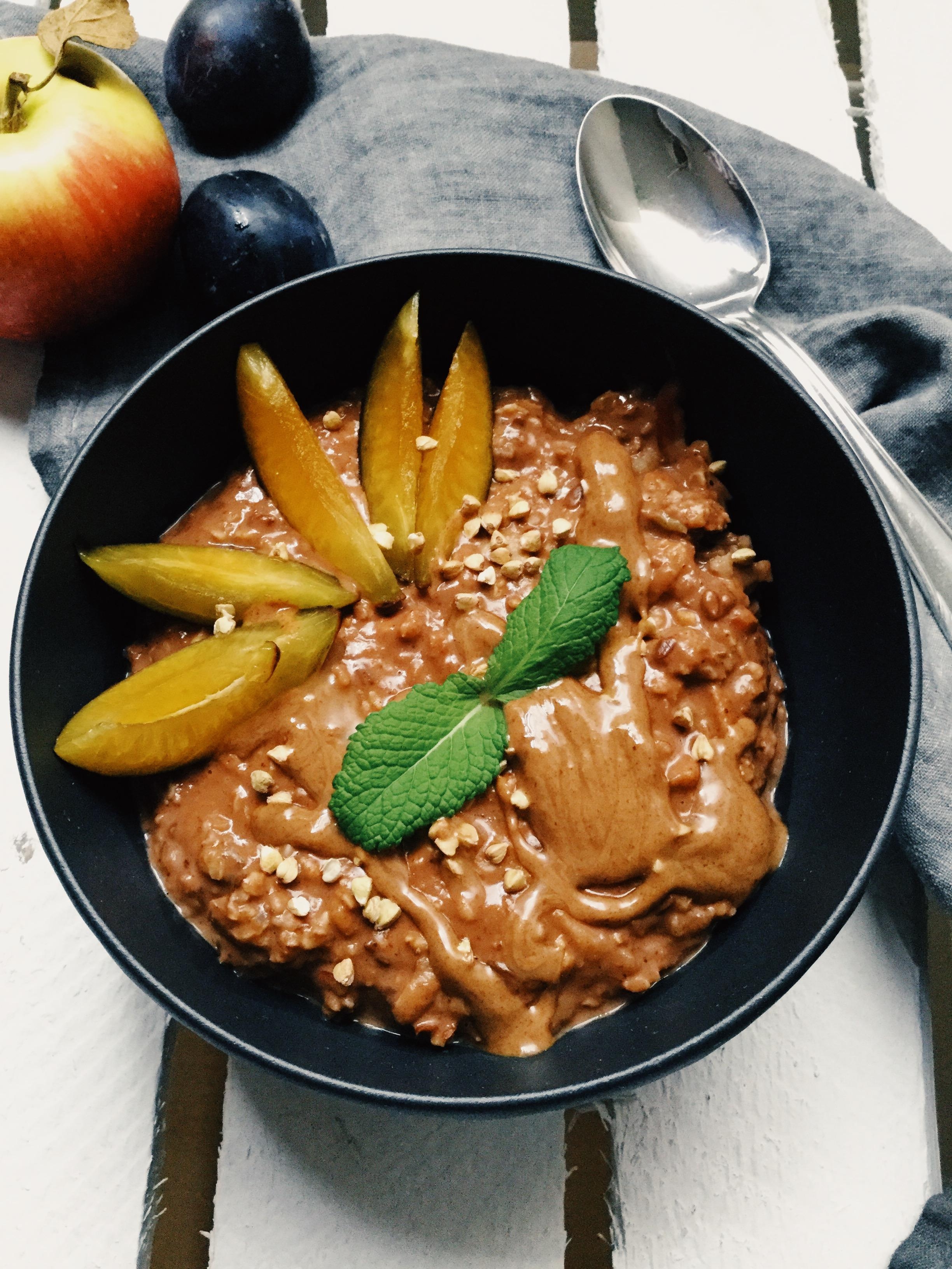 Super schokoladiges Apfel-Porridge 😋 perfekt bei dem herbstlichen Wetter! #foodlove #vegan #gesund #frühstück #porridge