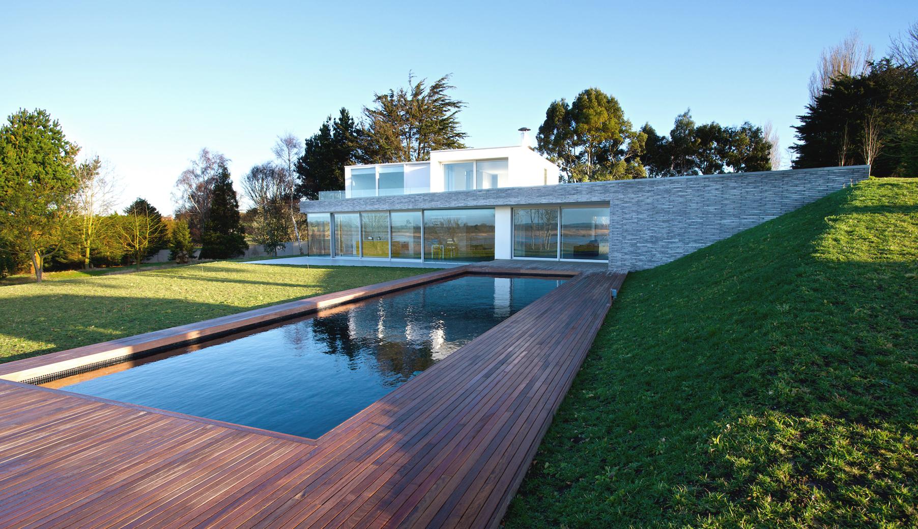 Swimmingpool mit Beckenrand aus Holz #pool #terrasse #holzverkleidung #schwimmbad ©Manser Medal/Patrick Cadell, Architekt: SOUP Architects