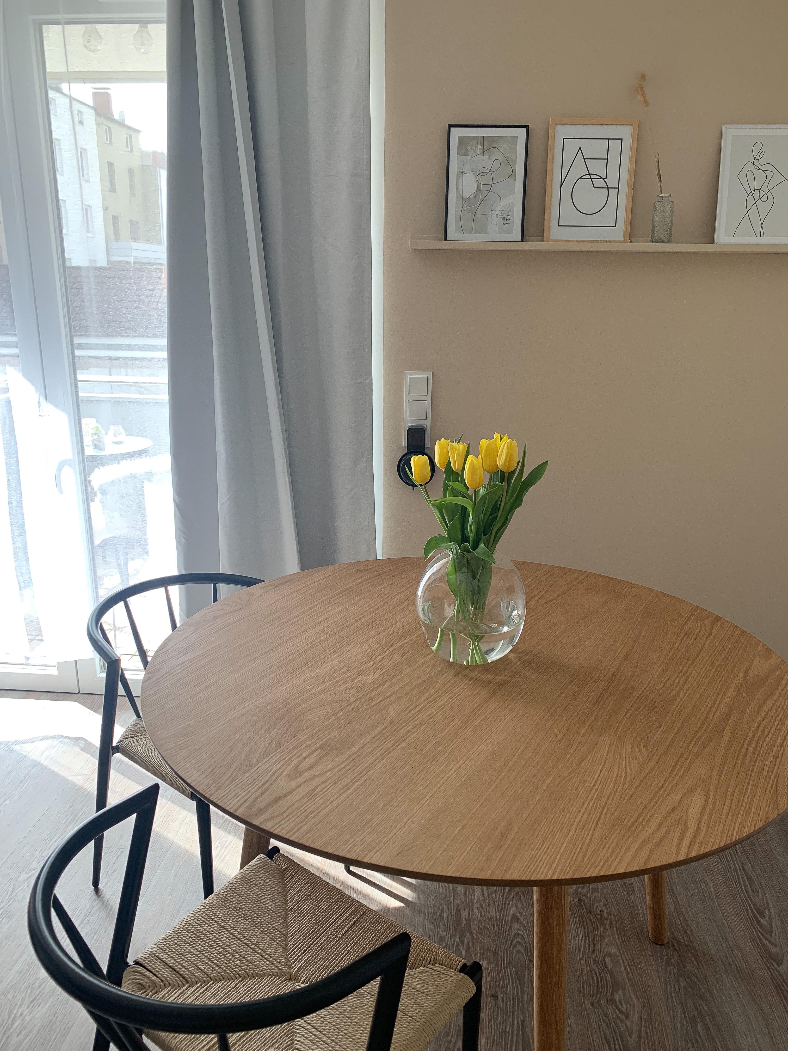 #table #eiche #flowers #chair #wienergeflecht #minimalism #couchmagazin 