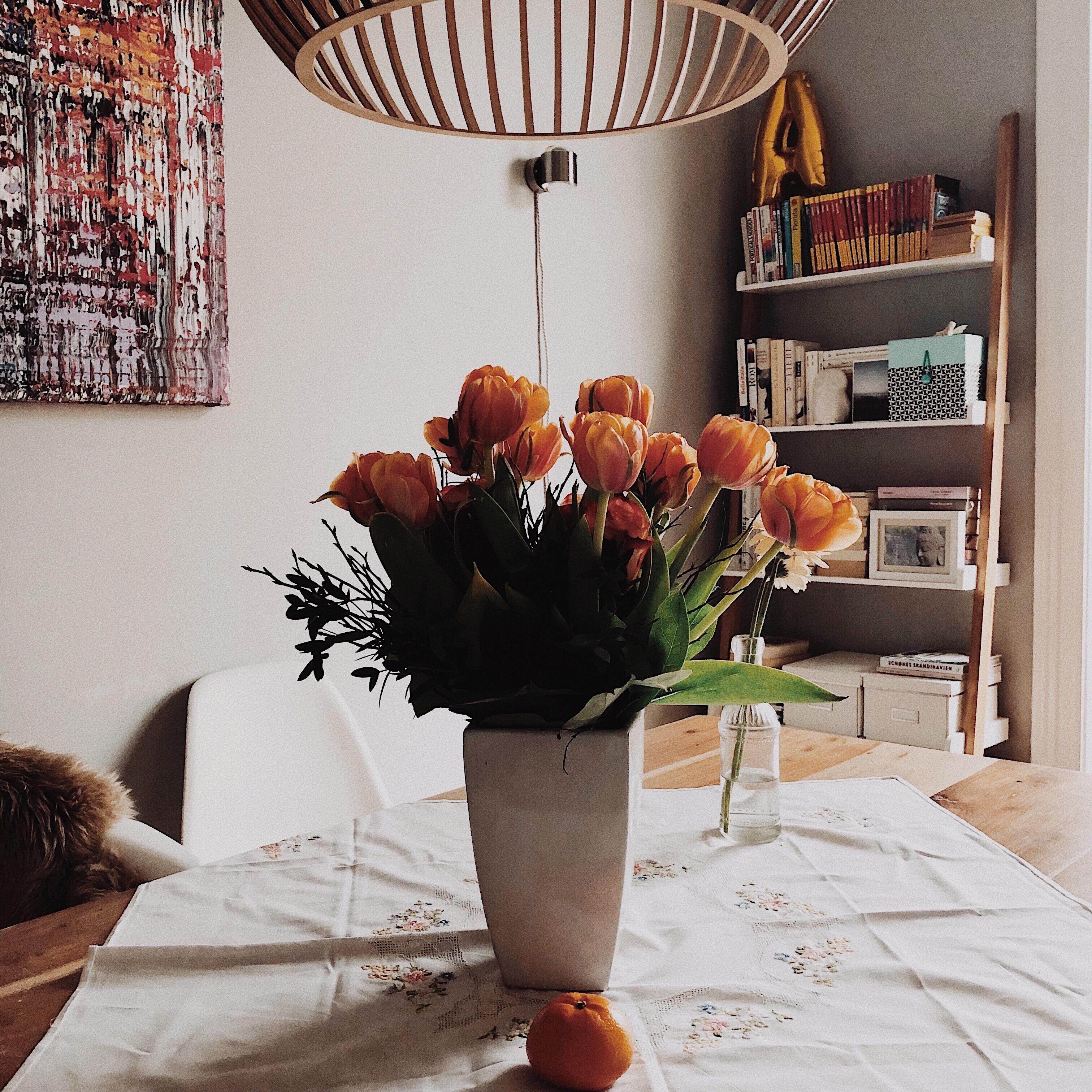 Table situation #homedecor #onthetable #vase #blumen #decoration #lampe #interior #couchstyle #interiorinspo