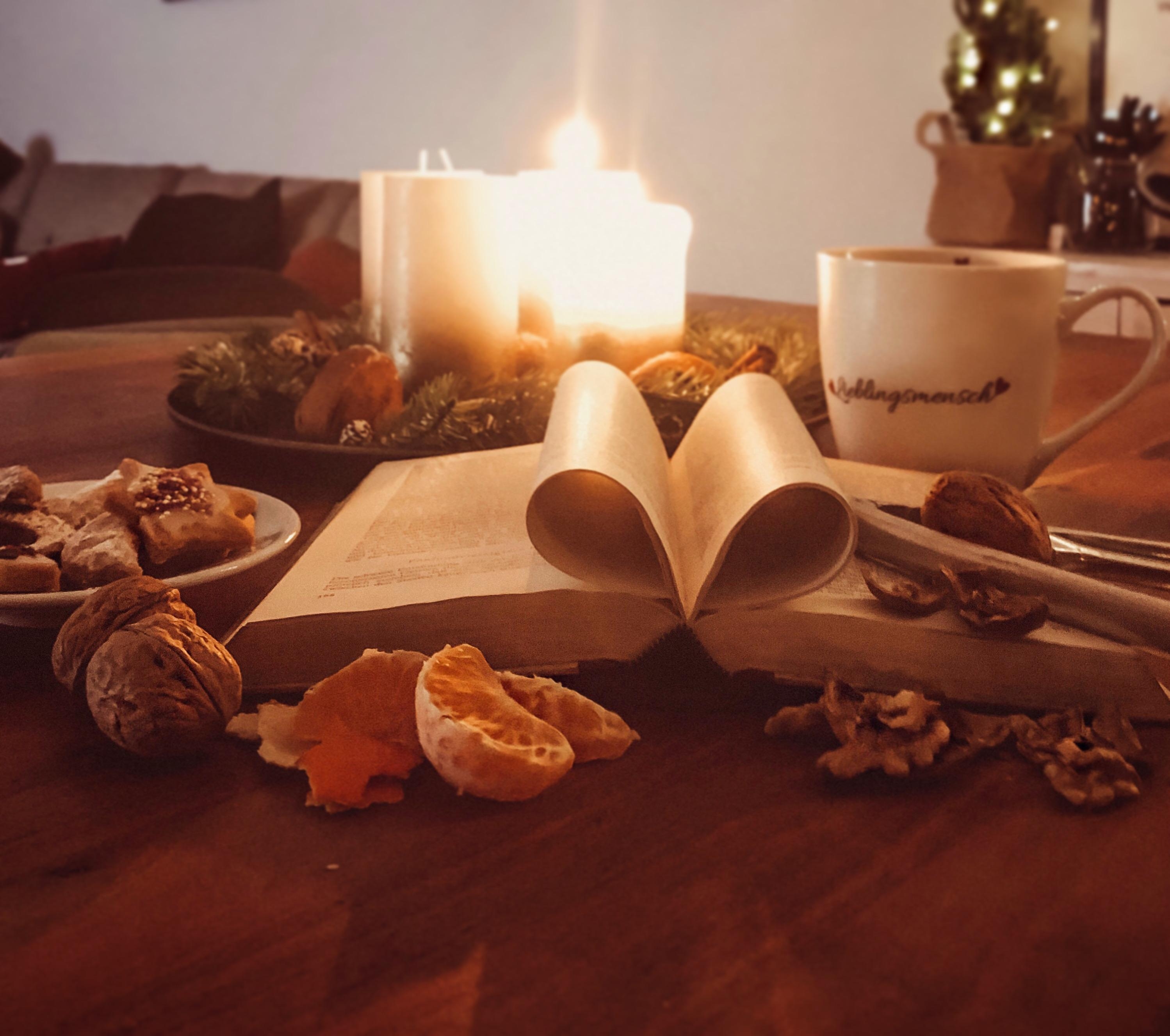 #tableontuesday #weihnachtsaugenblick #cozy #adventskranz #interior #weihnachten #kerzen #leckereien