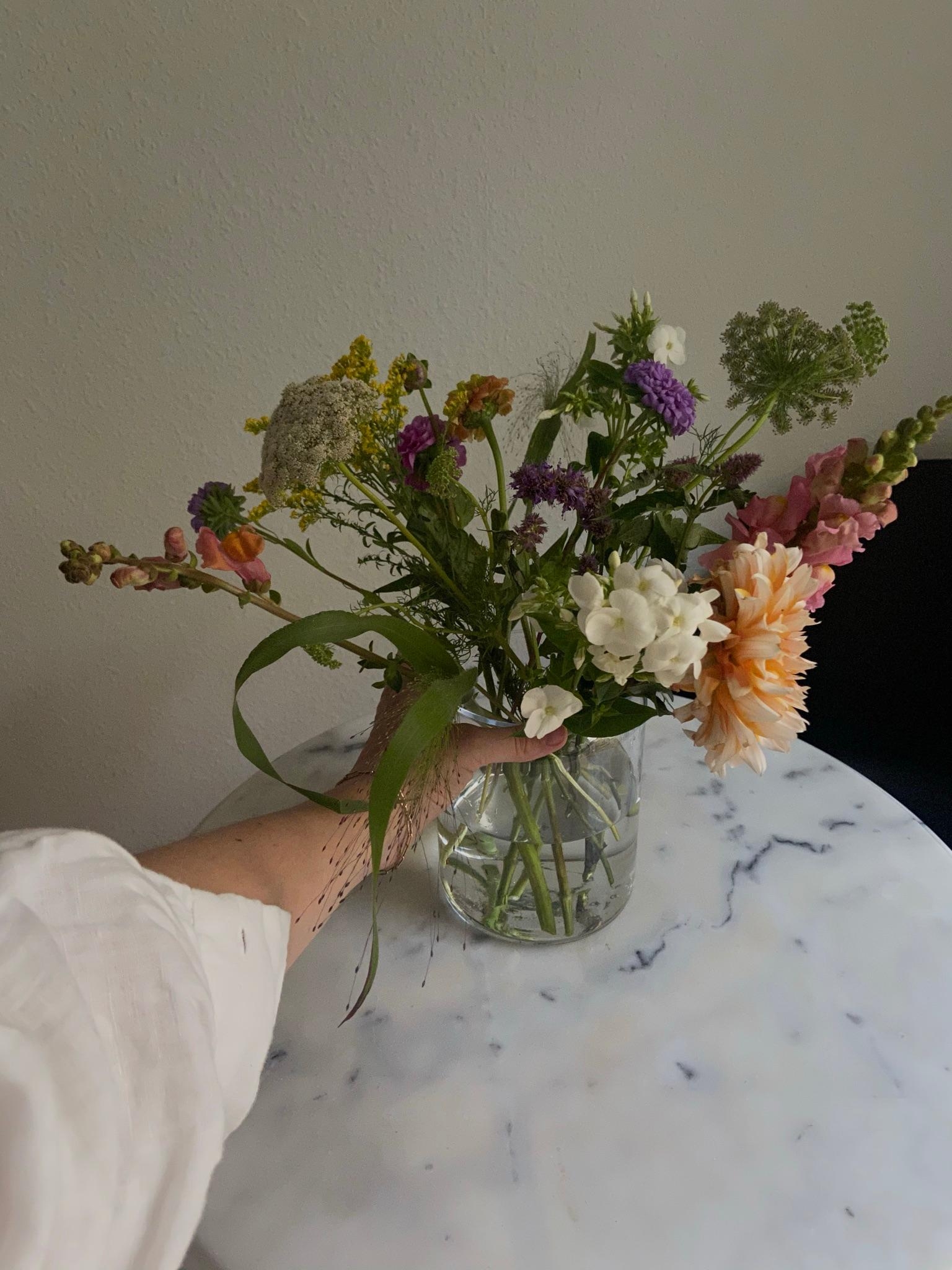 tag 3 - #greenliving mit geretteten Blumen und second hand Marmortisch 🤍 
#livingchallenge
