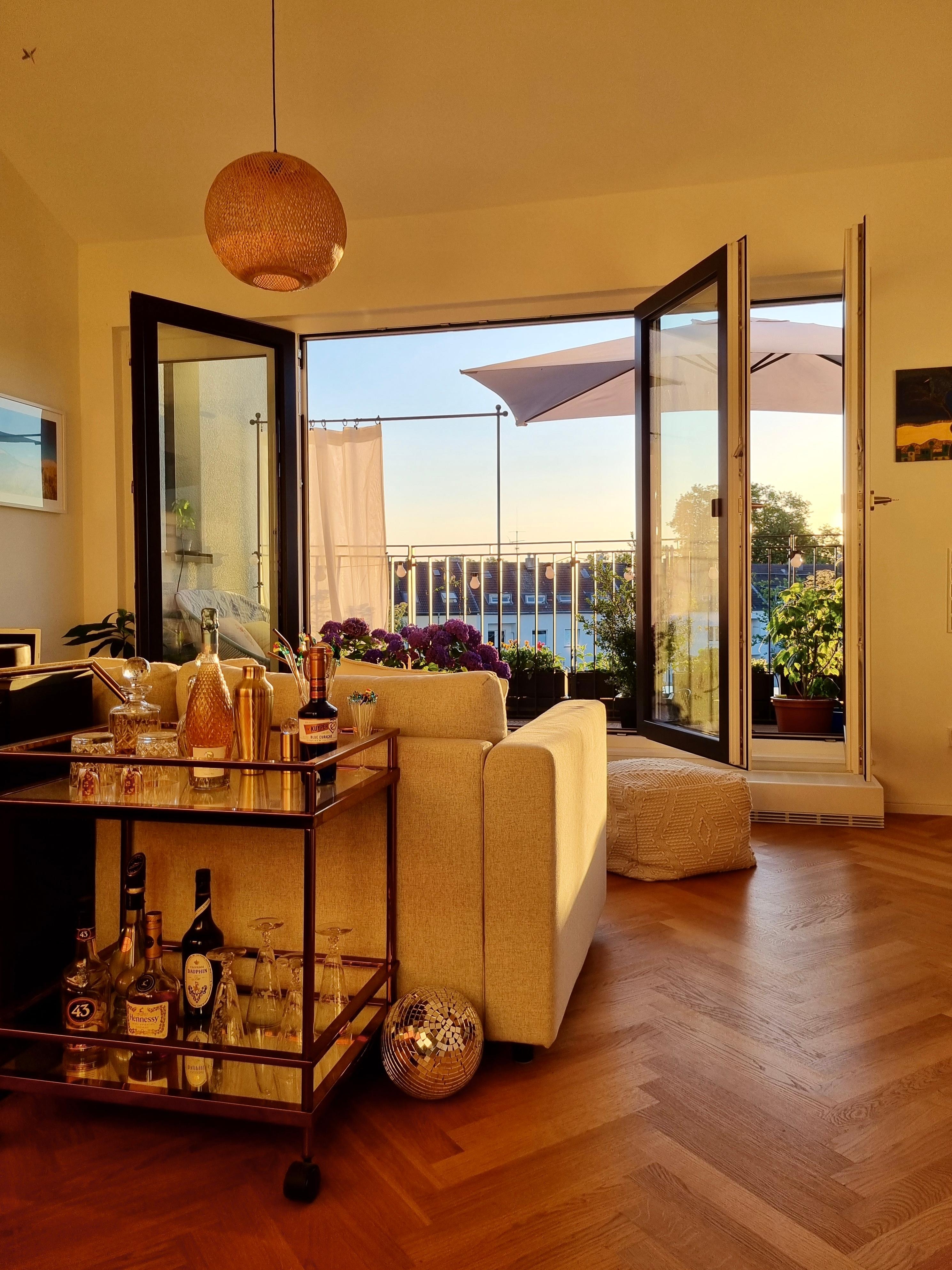 Tag der offenen Tür - wie ich das liebe 🥰 #balkon #goldenhour #sommer #wohnzimmer