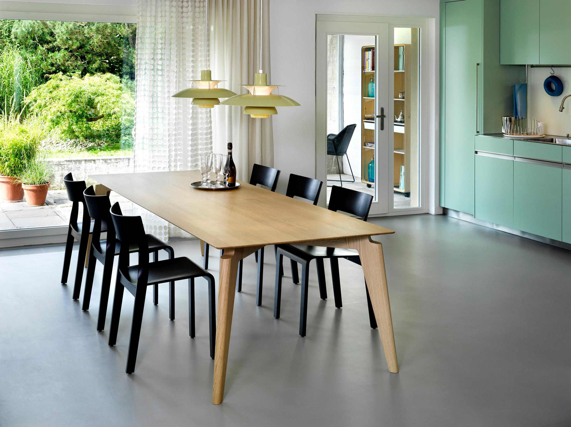 "Takushi"-Tisch und Hängeleuchten von Louis Poulsen im Esszimmer #esstisch #hängeleuchte ©Röthlisberger, Designer: Gavin Harris