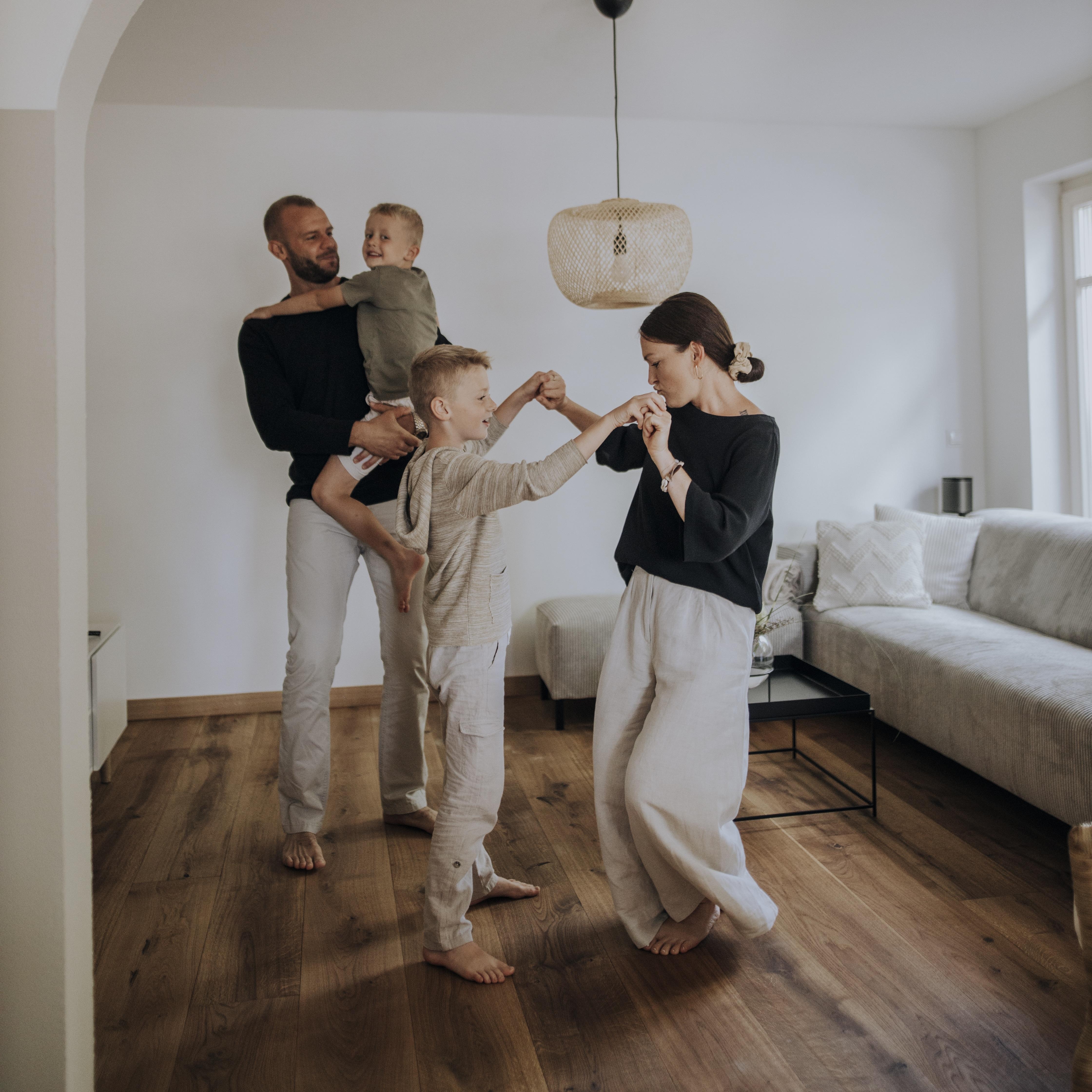 Tanzen. Immer und überall. Das ist unser Familieninsider. 🤍🌿 #homestory #familienleben #wohnzimmer #couchstyle 