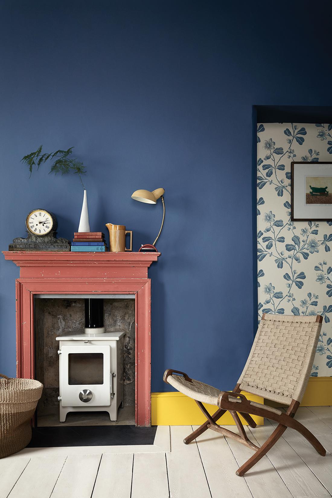 Tapete "Broodwick St. - Balsam" im Wohnbereich #kamin #mustertapete #blauewandfarbe ©Little Greene