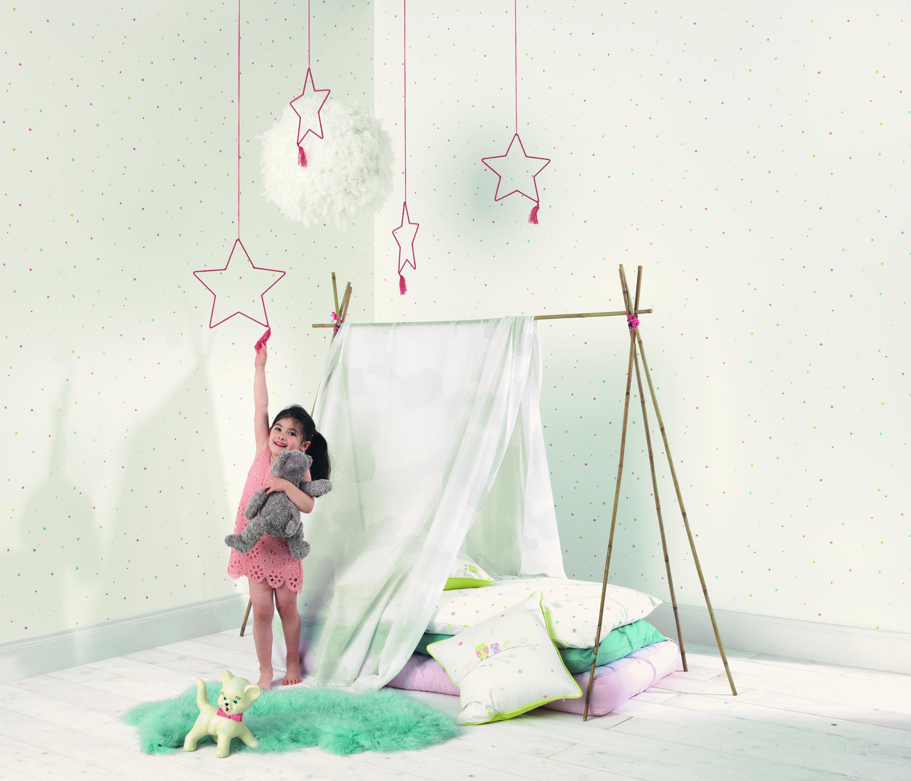 Tapete für das Kinderzimmer mit Sternchen #mustertapete #mädchenzimmer #wandgestaltungkinderzimmer ©Casadeco