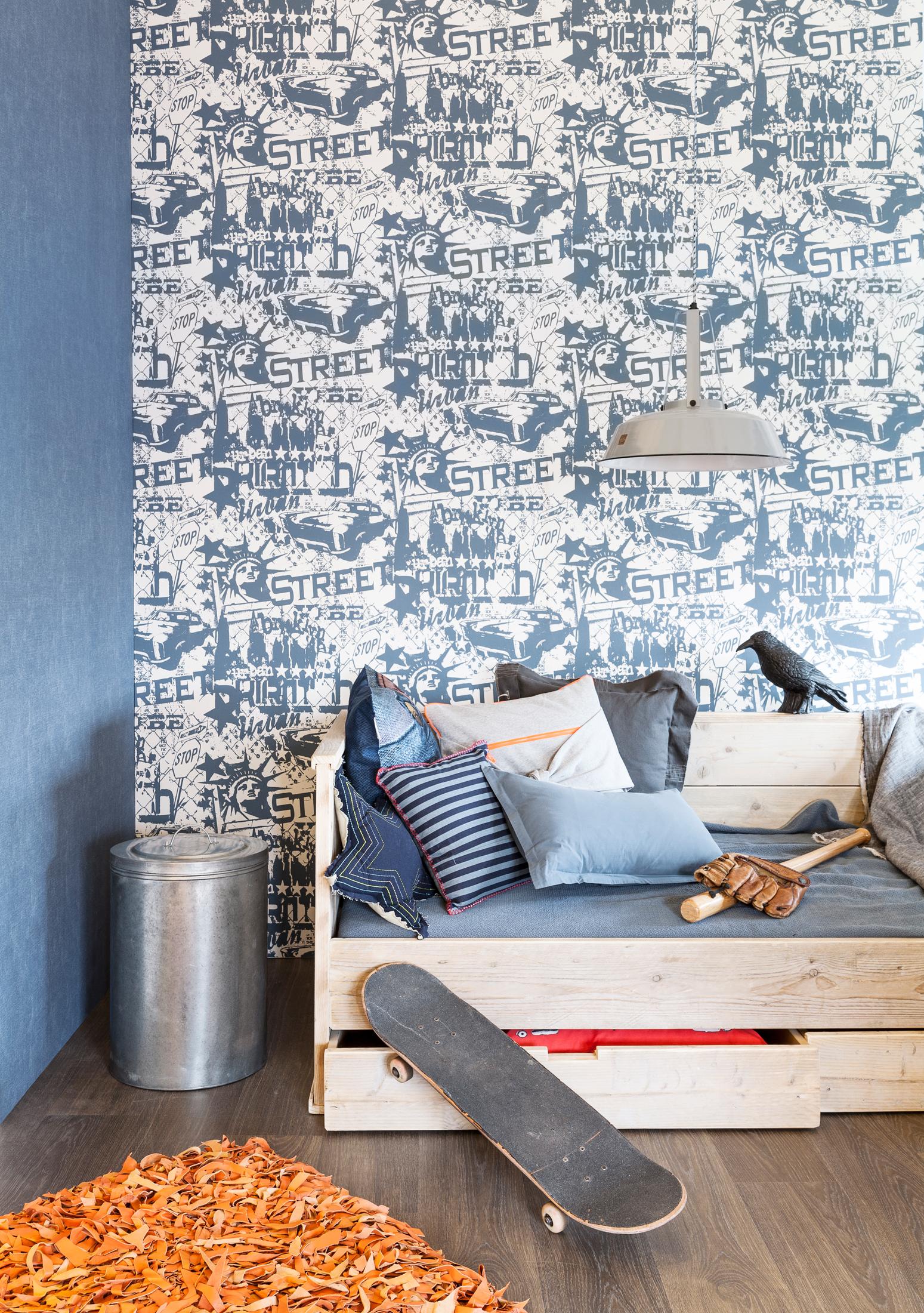 Tapete für Jugendzimmer #wandgestaltung #jugendzimmer #wäschekorb #blauewandgestaltung #designwand ©BN Wallcoverings