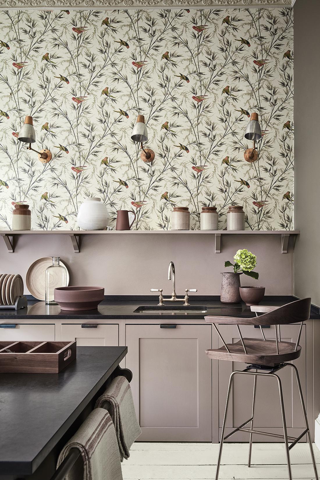 Tapete "Great ormond St." in der Küche #küche #mustertapete #blumentapete ©Little Greene