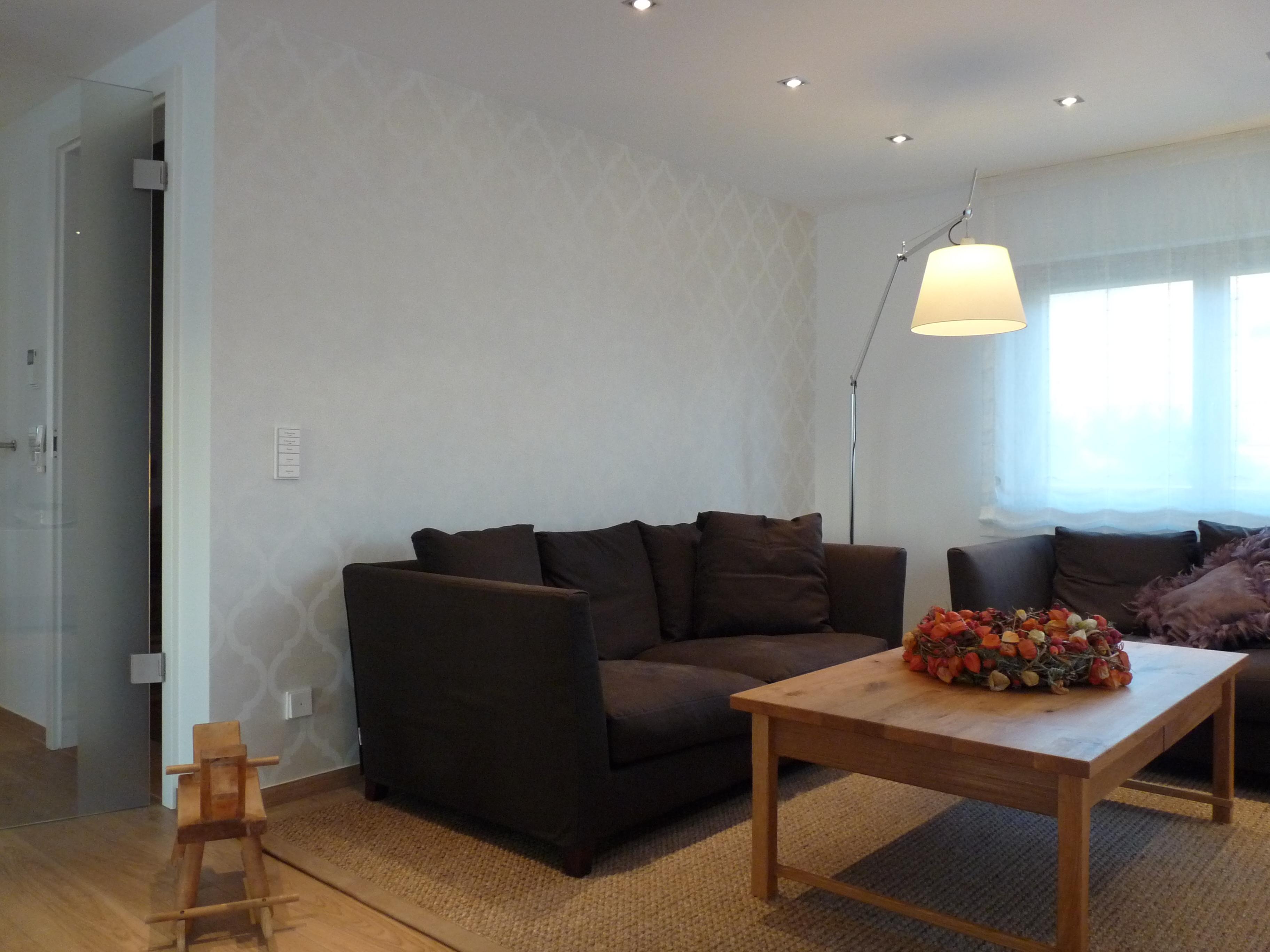 Tapete im Wohnzimmer #couchtisch #mustertapete ©Bieser Raumausstattung