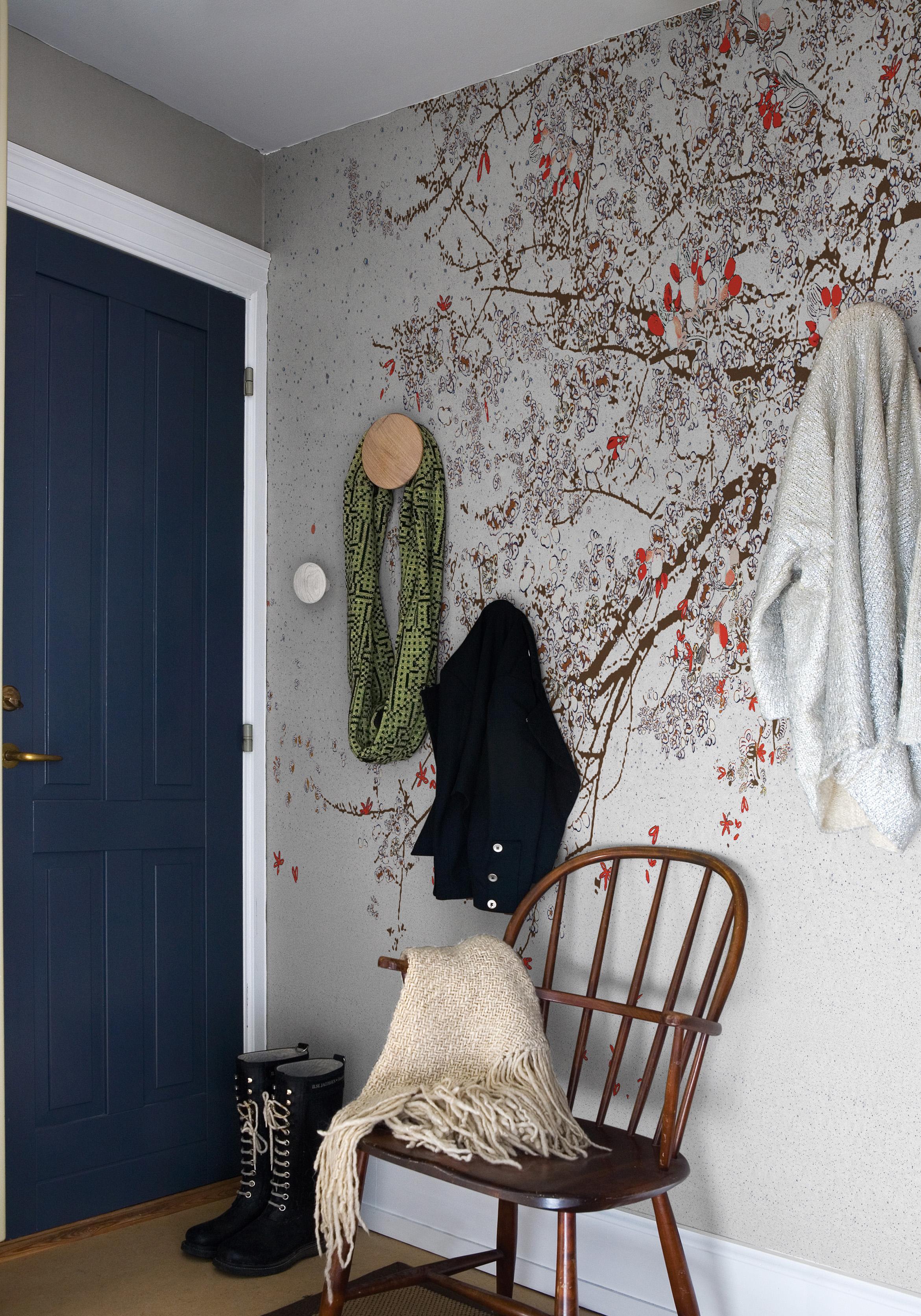 Tapete mit Blütenmotiv #stuhl #motivtapete #garderobenhaken #wall&deco #designwand #wandgestaltungflur ©Wall&Deco