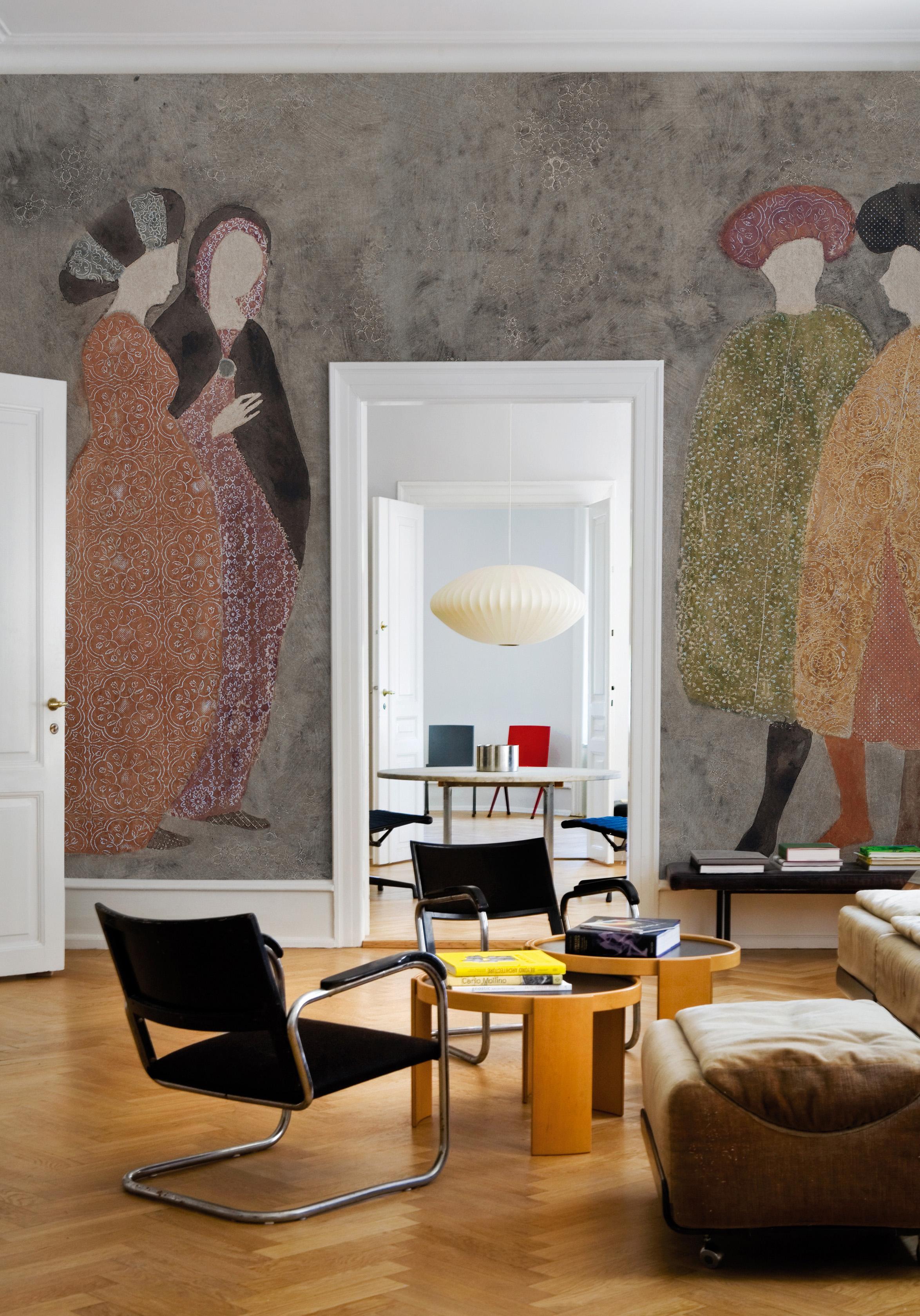 Tapete mit Gemälde-Motiv #couchtisch #sessel #wandgestaltung #motivtapete #sofa #lampe #wall&deco #designwand ©Wall&Deco