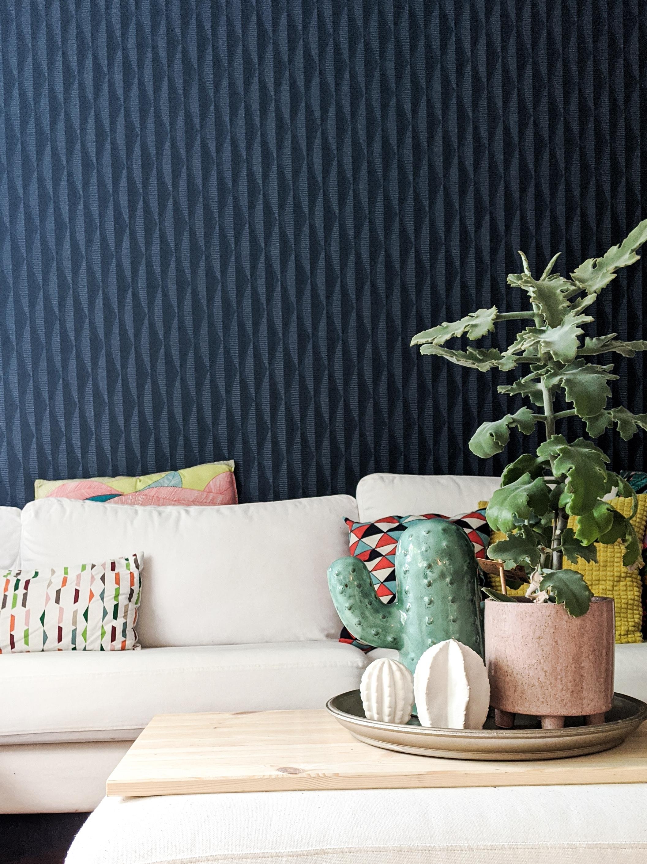 #tapete #wohnzimmer #wallpaper #blau #motiv #deko #pastell #pflanzen #details #dunklefarben #renovieren 