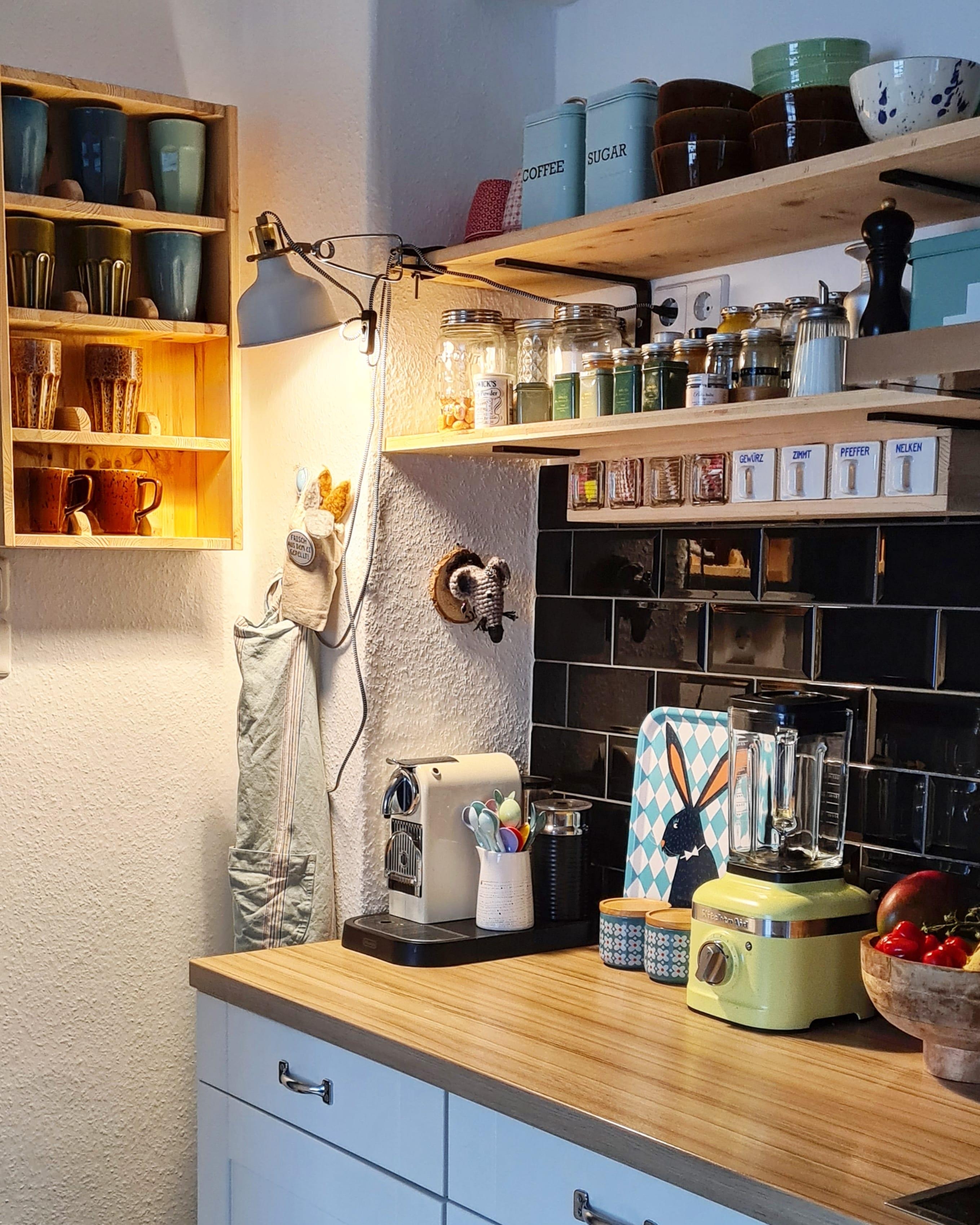 #tassenregal #diy #Küche #vintage #upcycling #farbenfroh #geschirrliebe #Geschirr #Kaffeepötte #metrofliesen #delonghi #kitchenaid