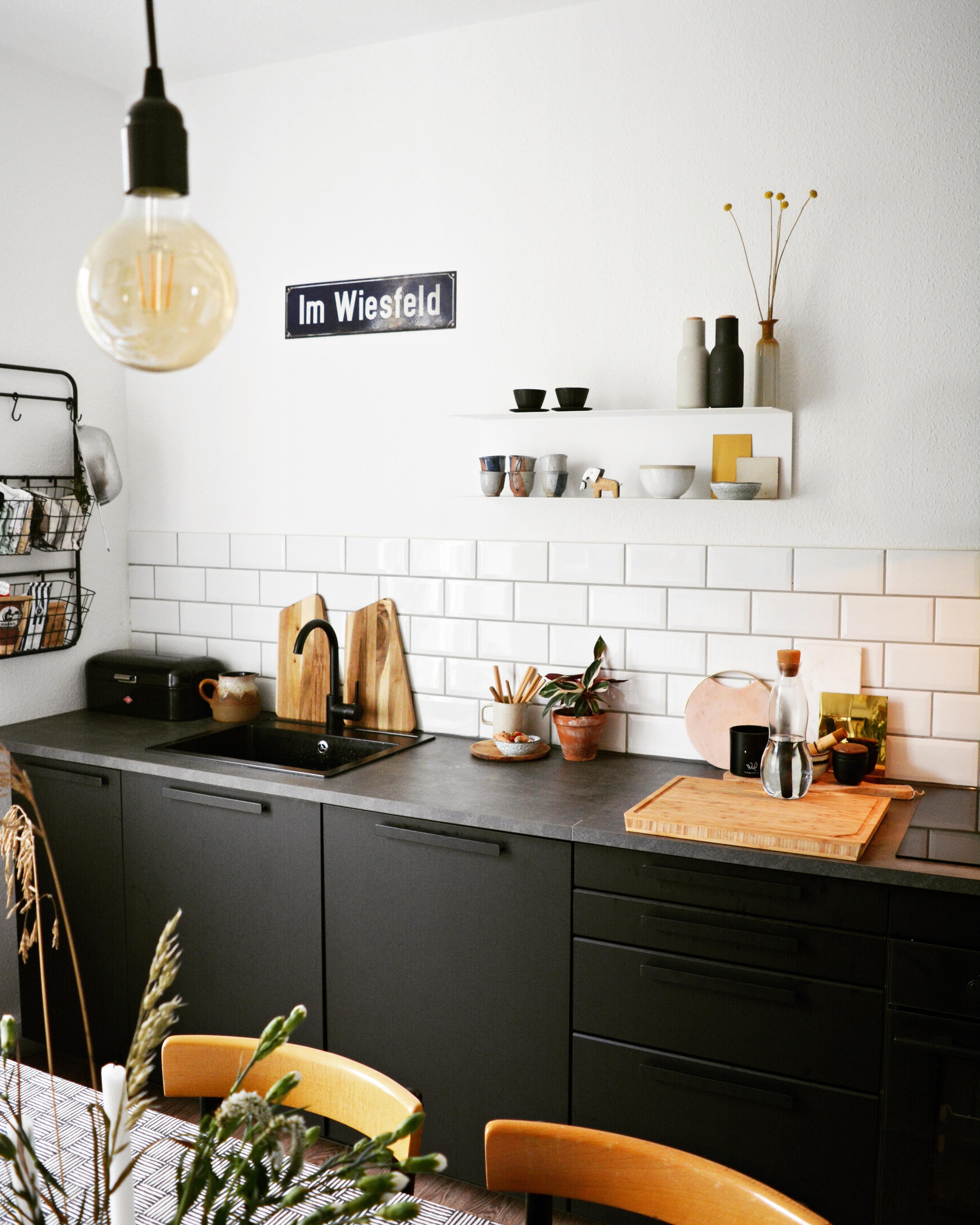 Team 'schwarz' 🖤🙌
#Küchendetails#Küche#schwarz#Metrofliesen#Licht#Kaffeehausstühle