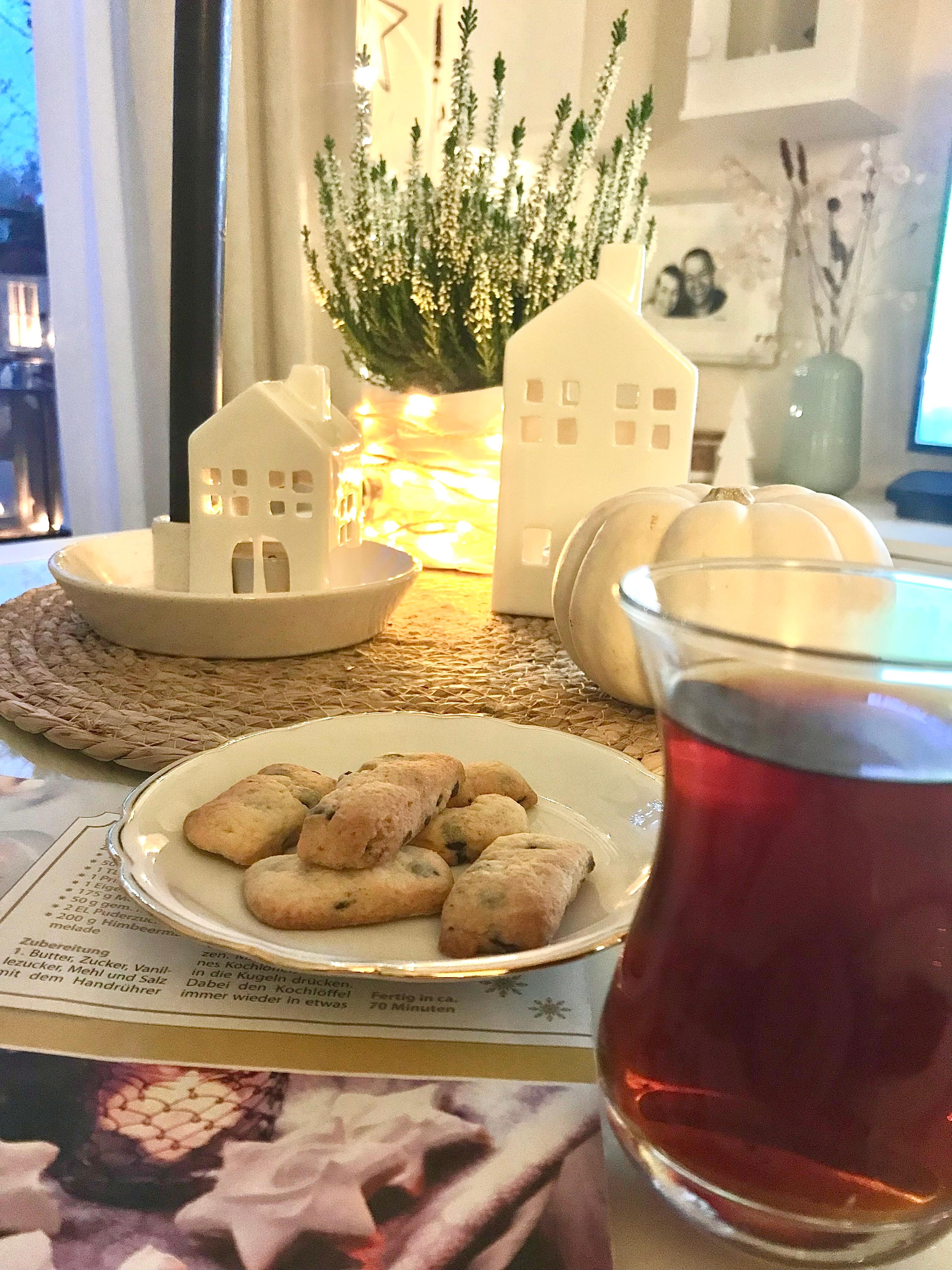 Tee & Plätzchen 
#cozy #couchtisch #babyboo #lichterhaus #winterheide #plätzchenliebe #rezeptsuche 