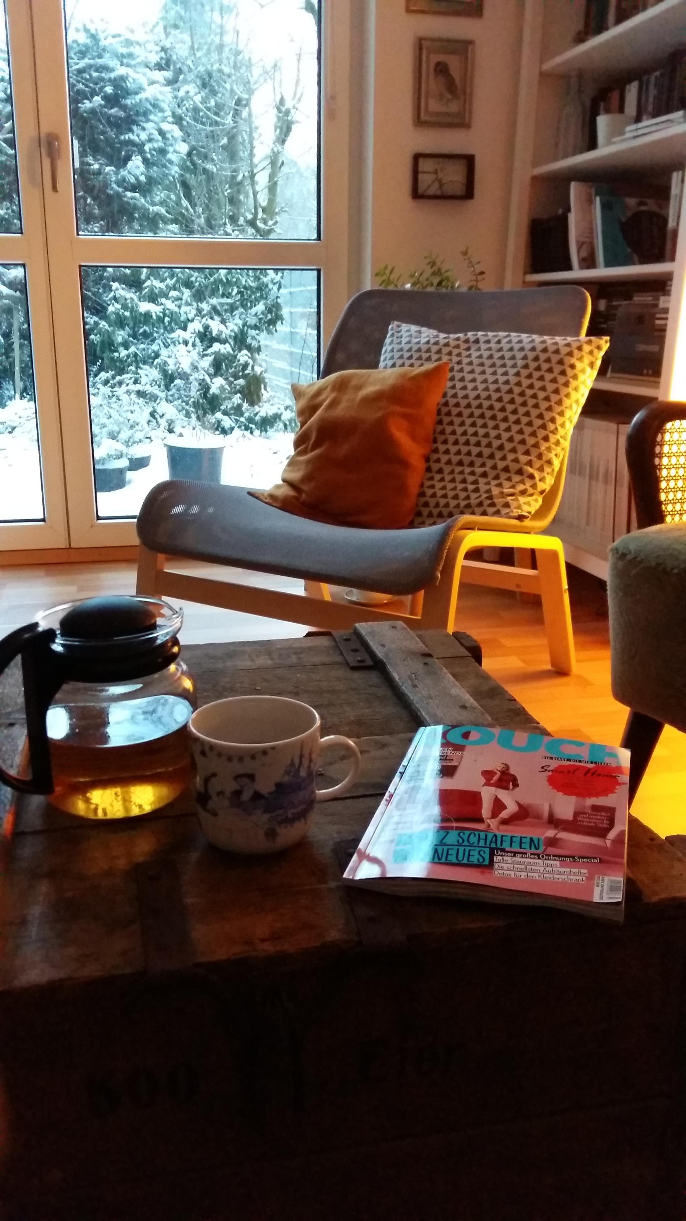 Tee, Lektüre und draußen Schneegestöber #couchliebt #undzweikatzenaufmschoss